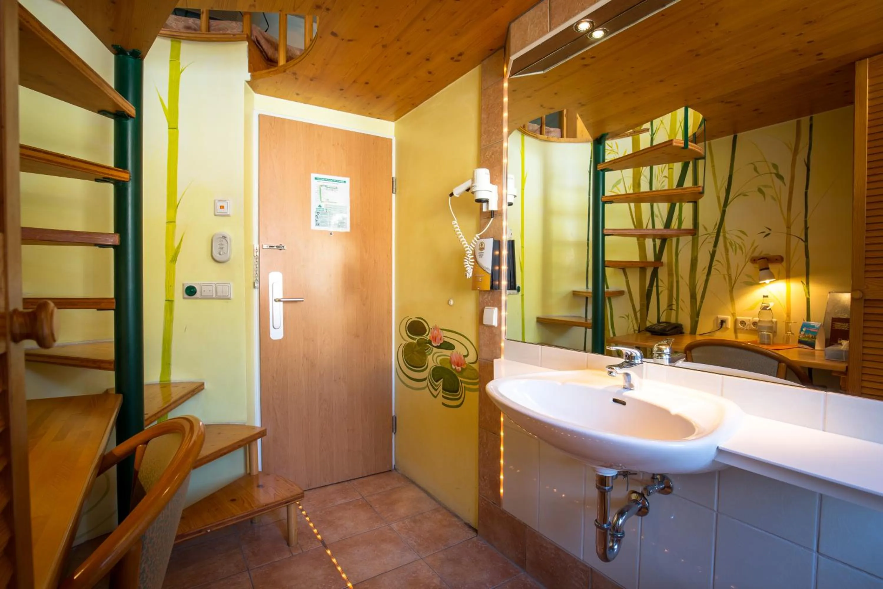 Photo of the whole room in Kubler Stars