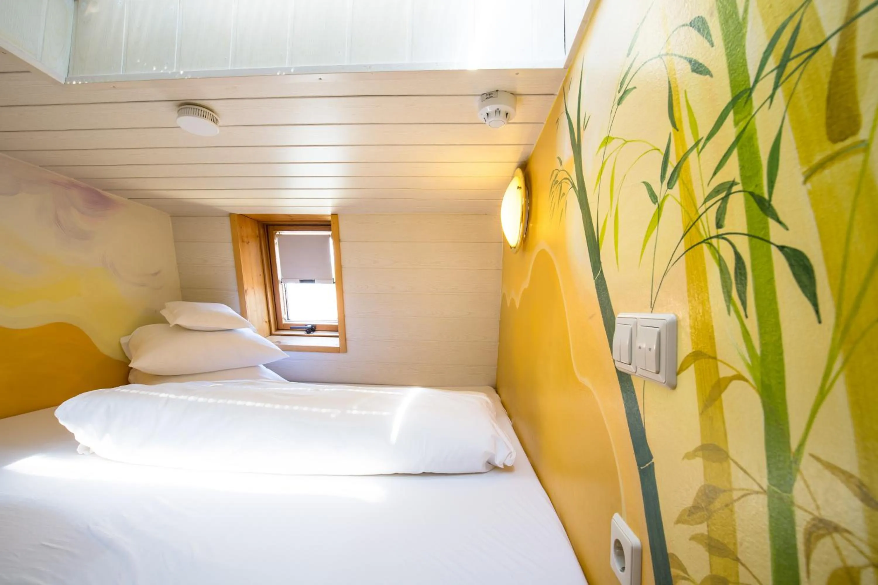 Photo of the whole room, Bed in Kubler Stars