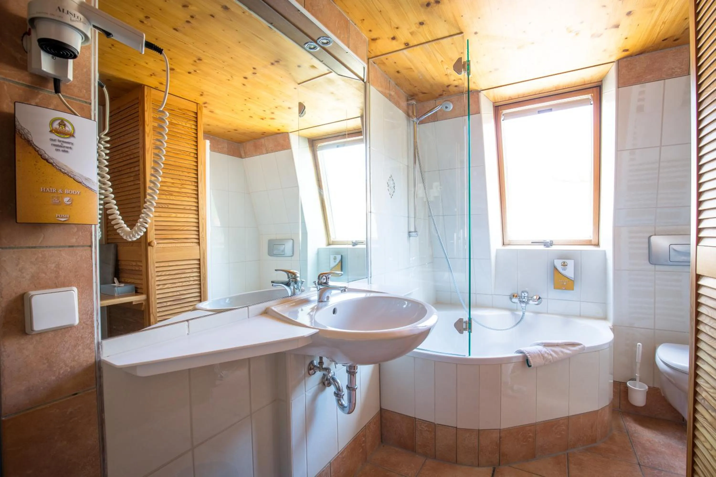 Photo of the whole room in Kubler Stars