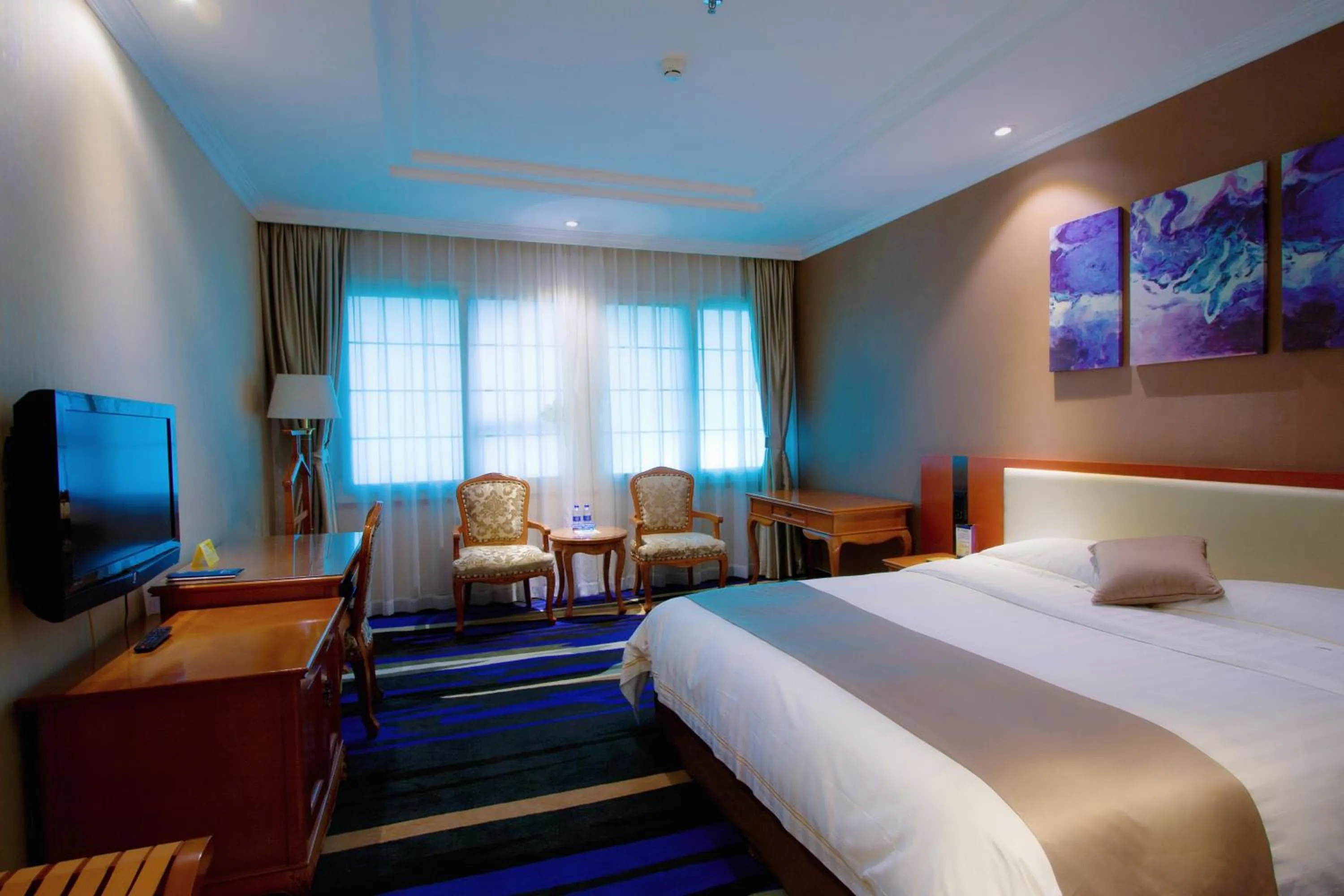 Photo of the whole room, Bed in Shenzhen Kaili Hotel, Guomao Shopping Mall