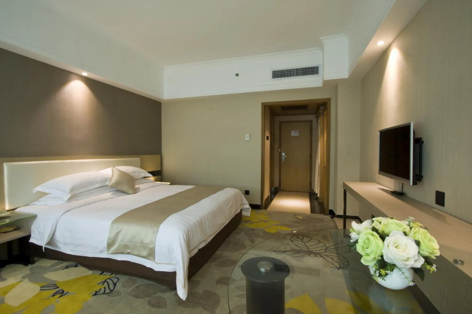 Photo of the whole room, Bed in Shenzhen Kaili Hotel, Guomao Shopping Mall