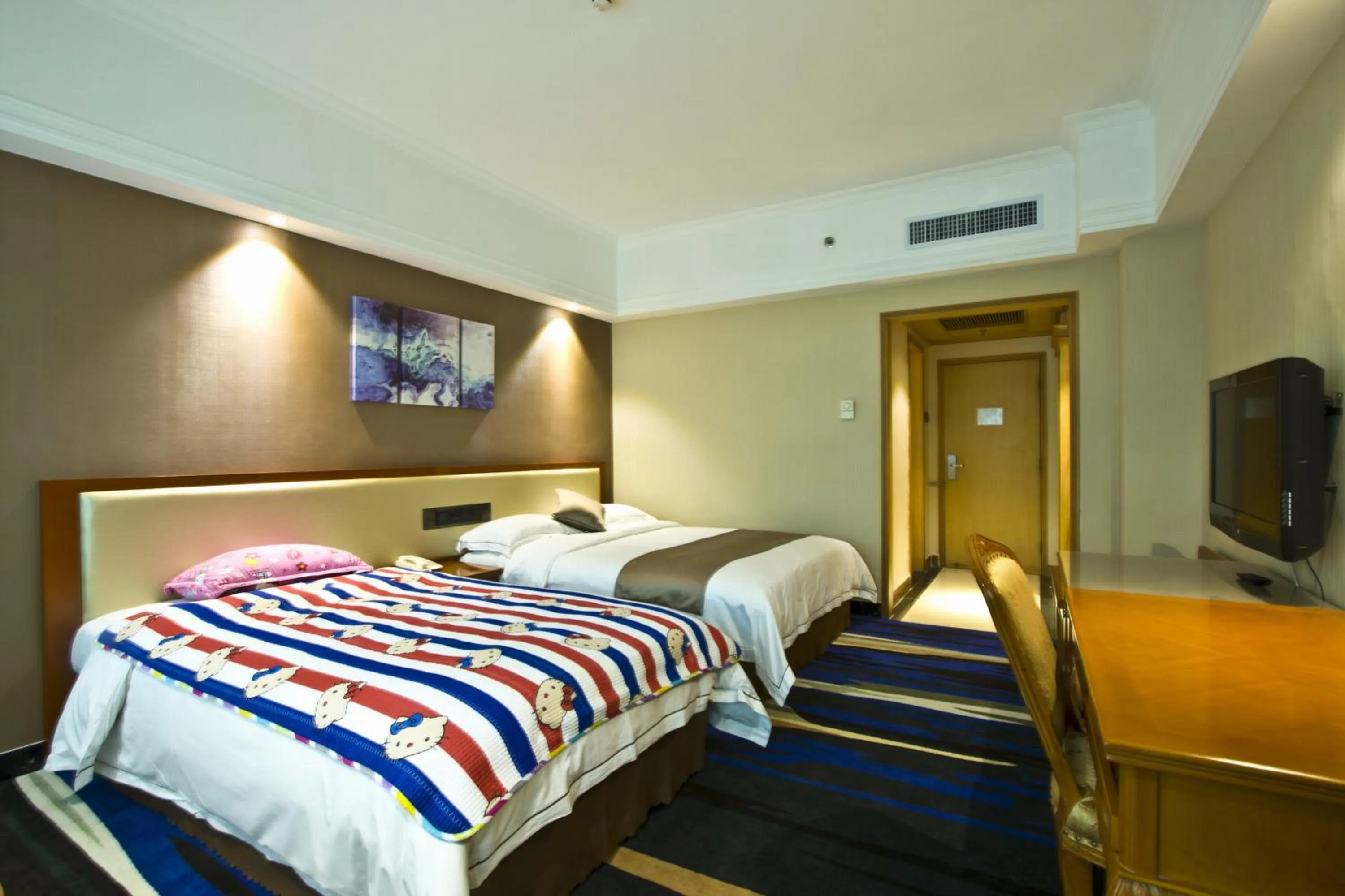 Photo of the whole room, Bed in Shenzhen Kaili Hotel, Guomao Shopping Mall