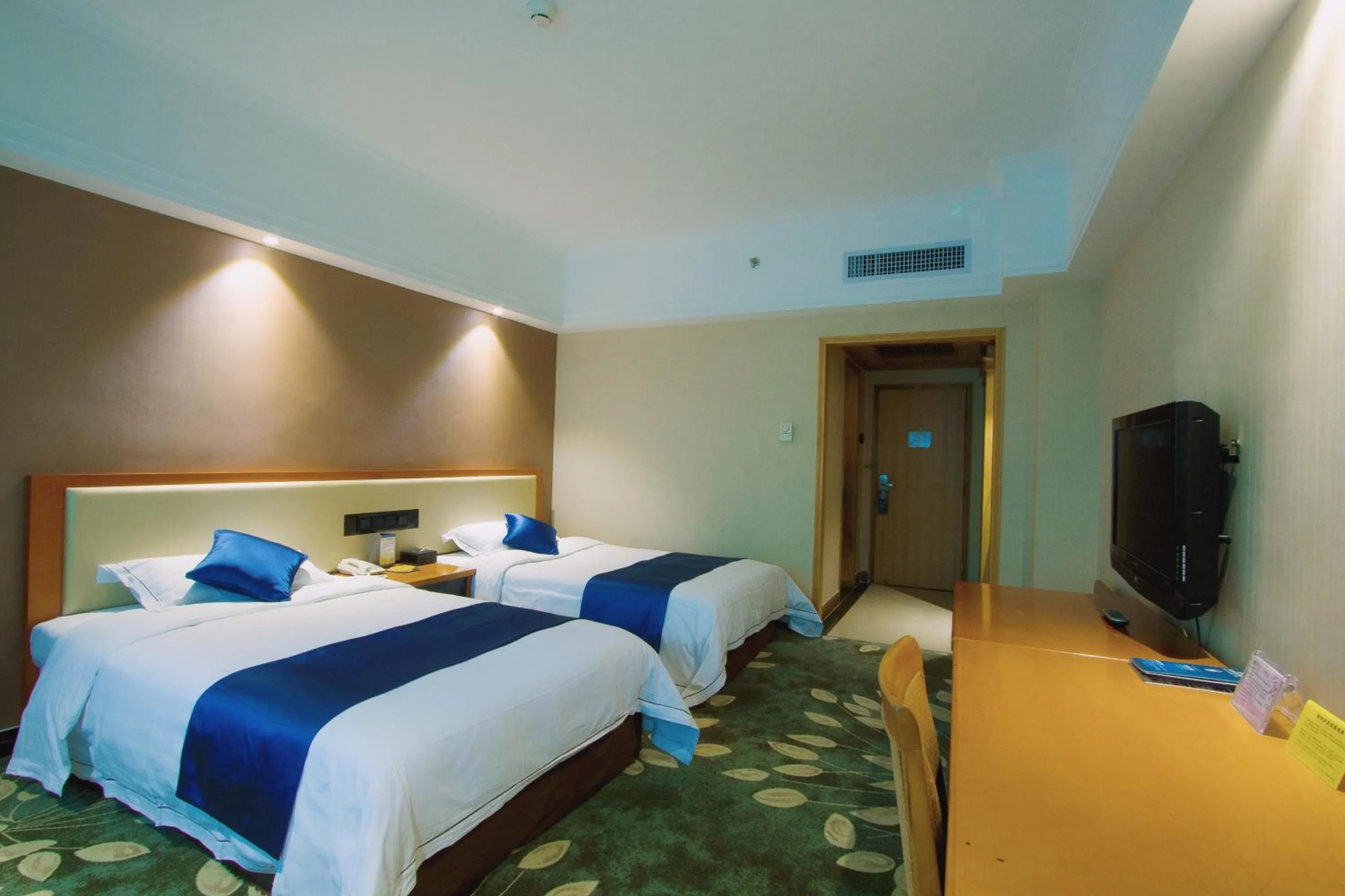 Photo of the whole room, Bed in Shenzhen Kaili Hotel, Guomao Shopping Mall