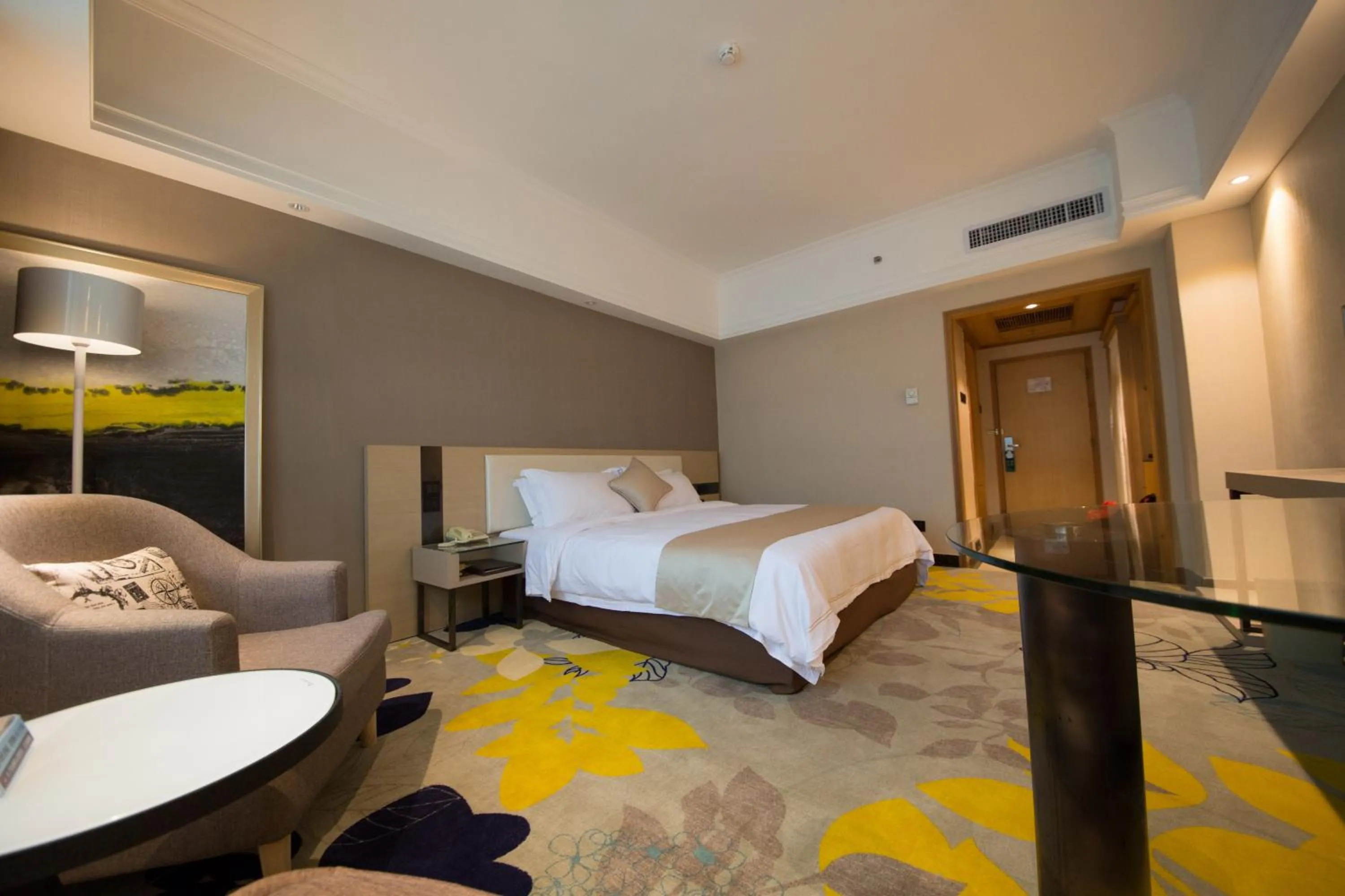 Photo of the whole room, Bed in Shenzhen Kaili Hotel, Guomao Shopping Mall