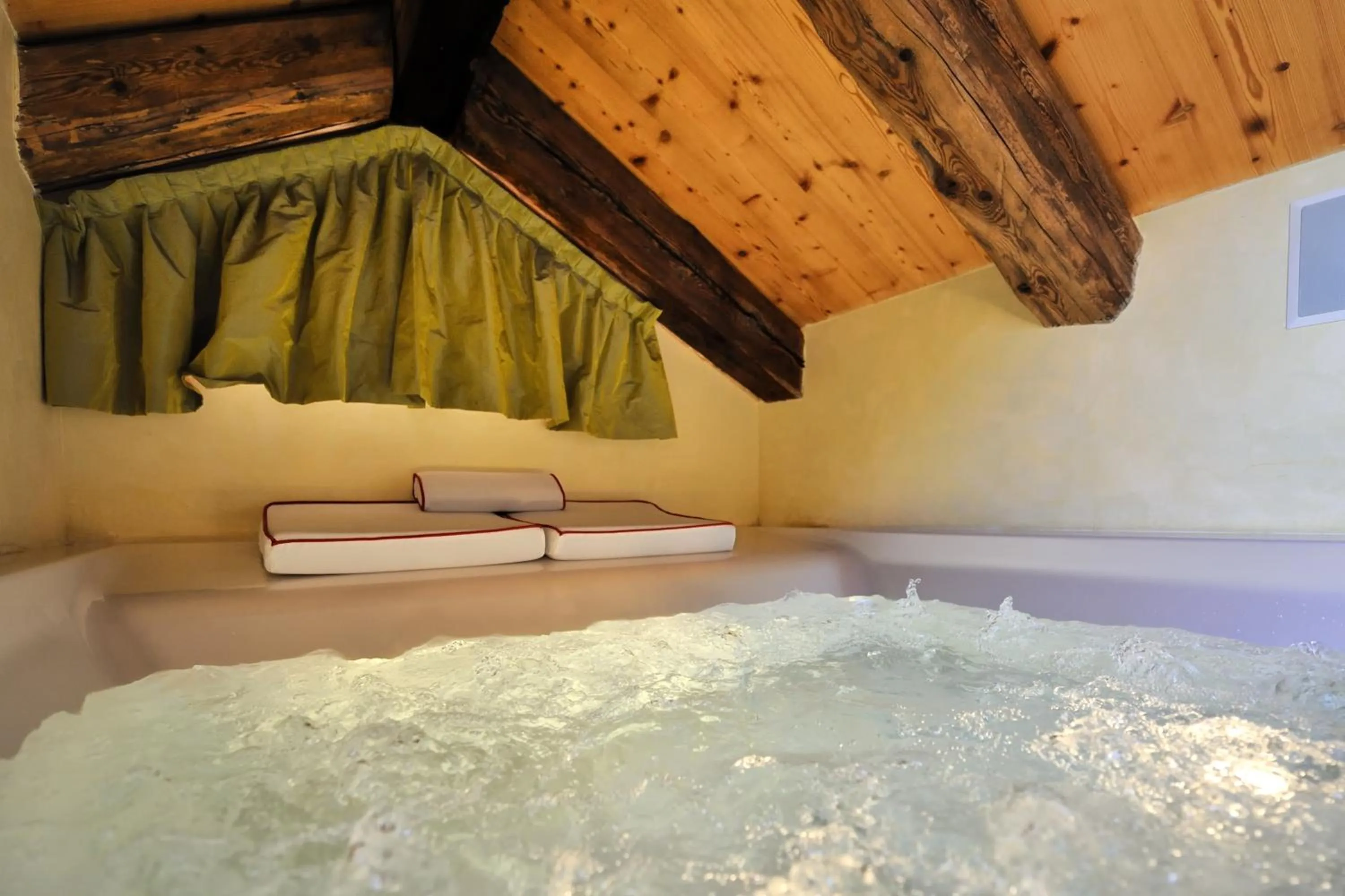 Hot Tub in Villa Orso Grigio
