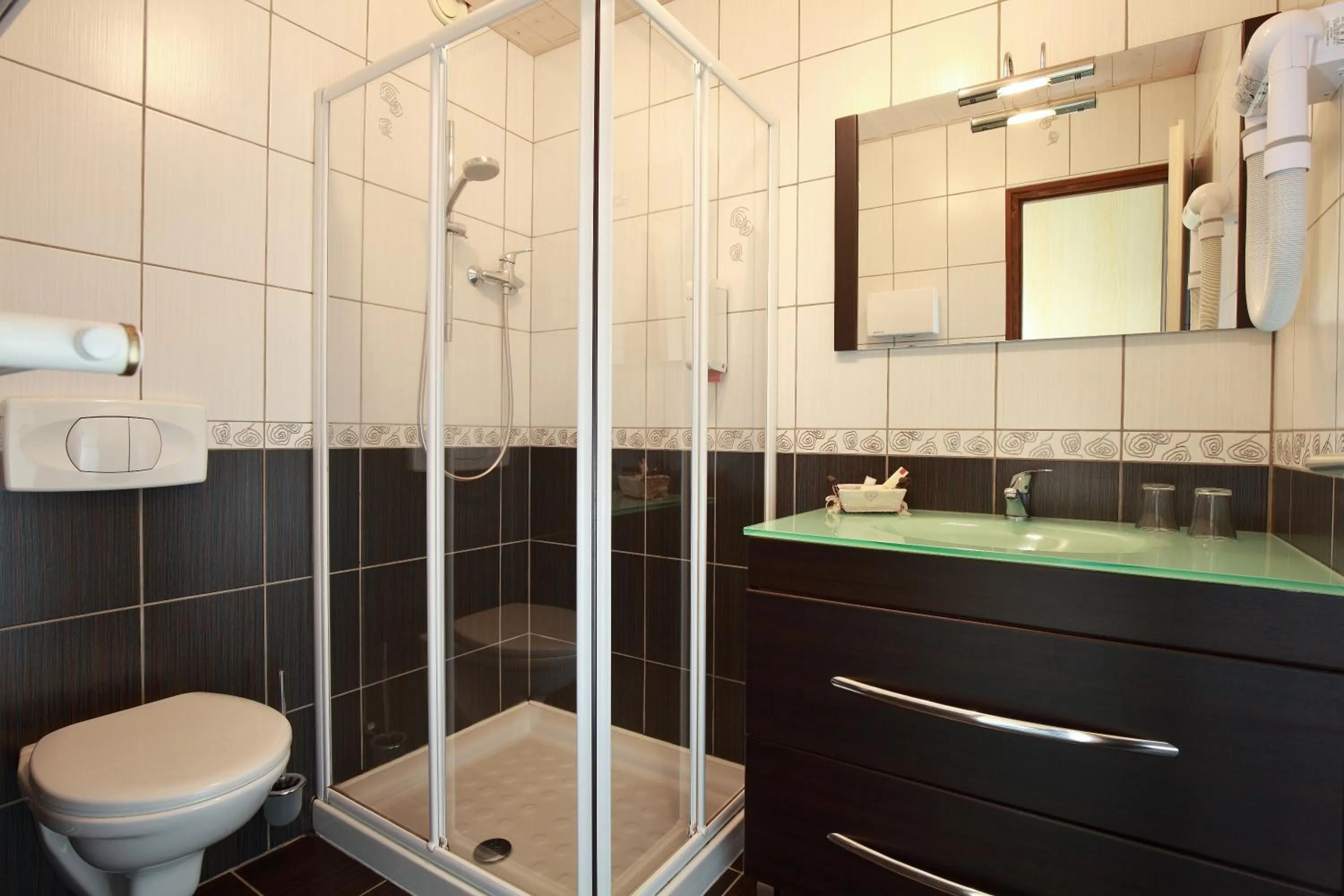 Shower in Logis Hôtel Le Vétiné