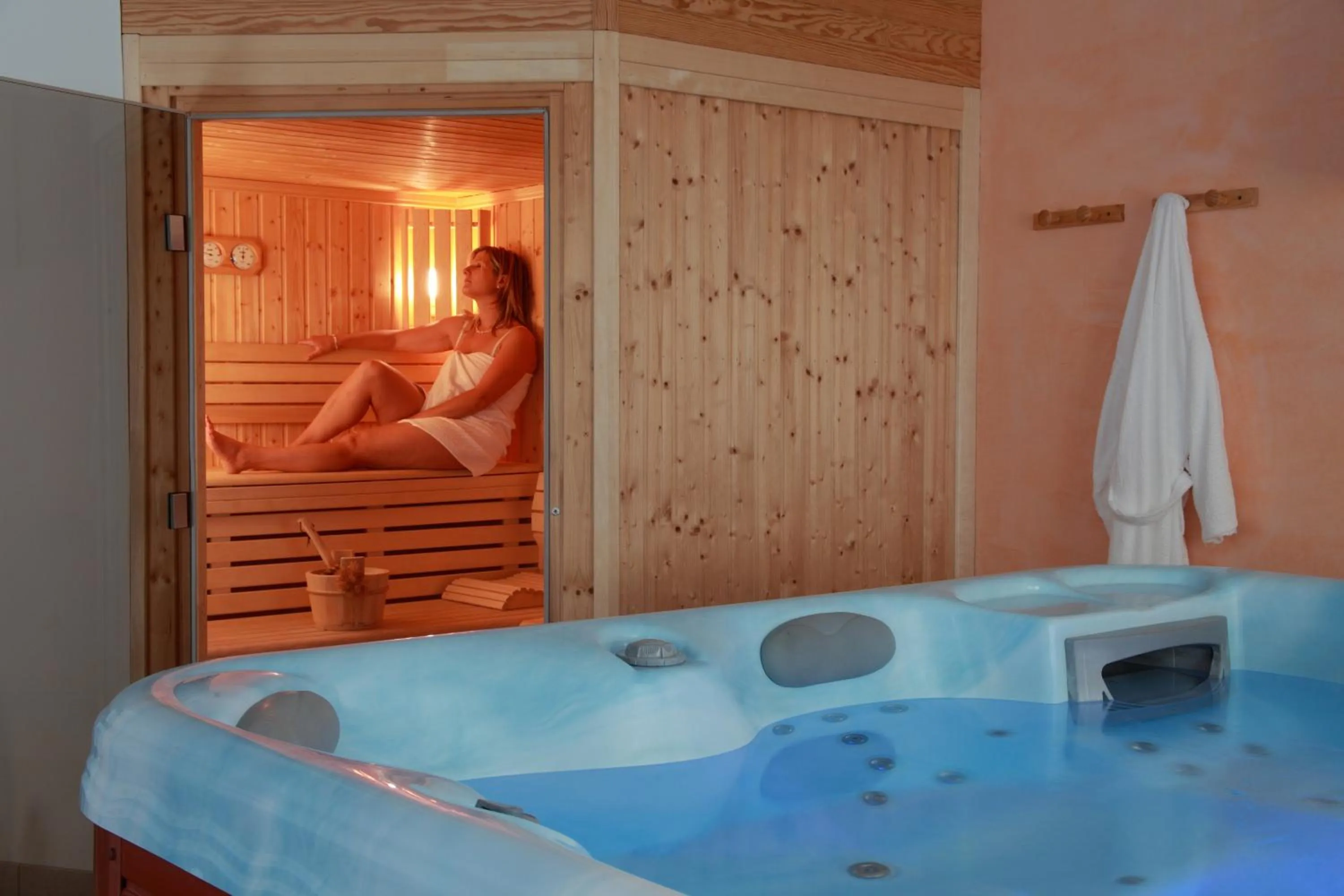 Hot Tub in Logis Hôtel Le Vétiné