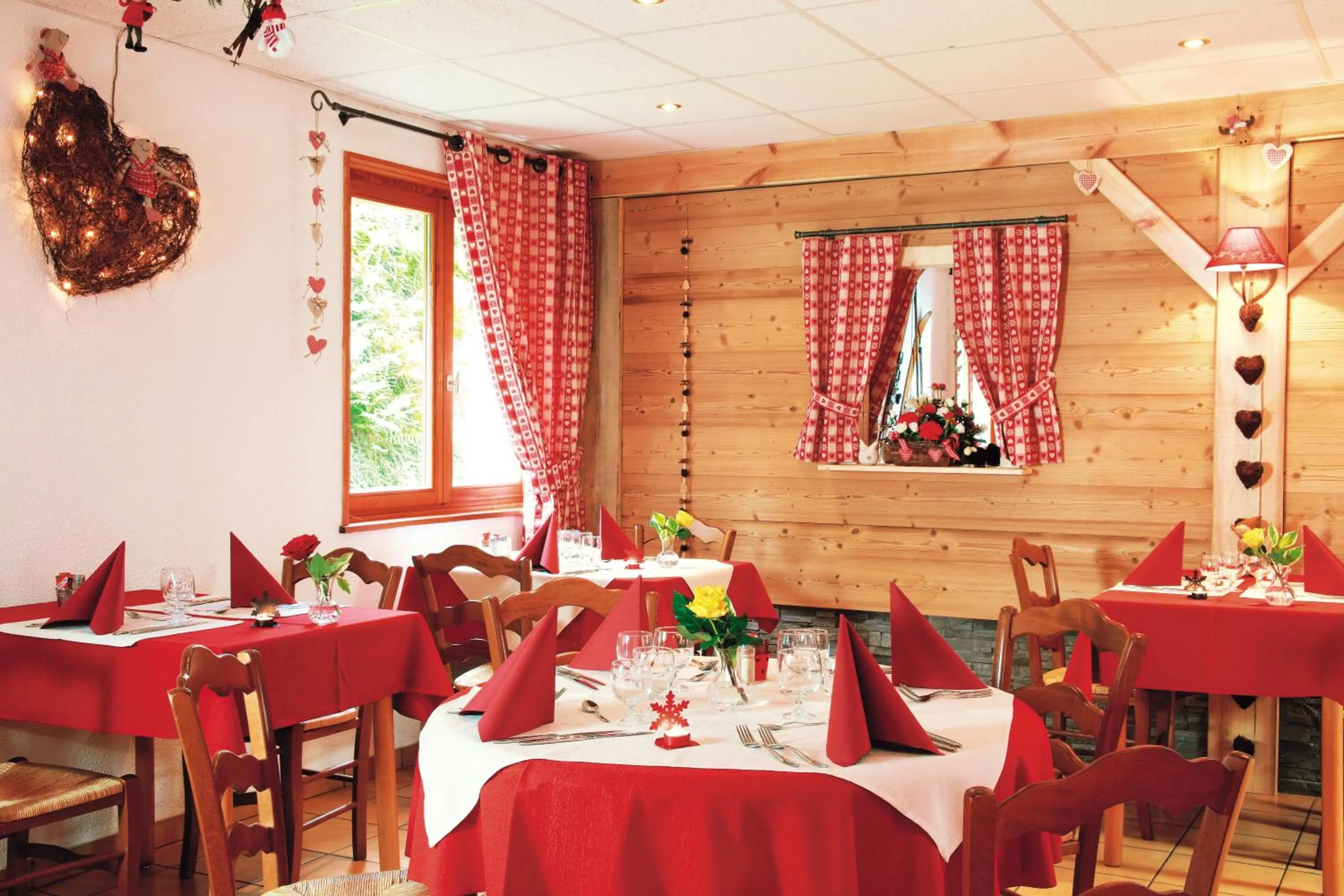 Restaurant/places to eat in Logis Hôtel Le Vétiné