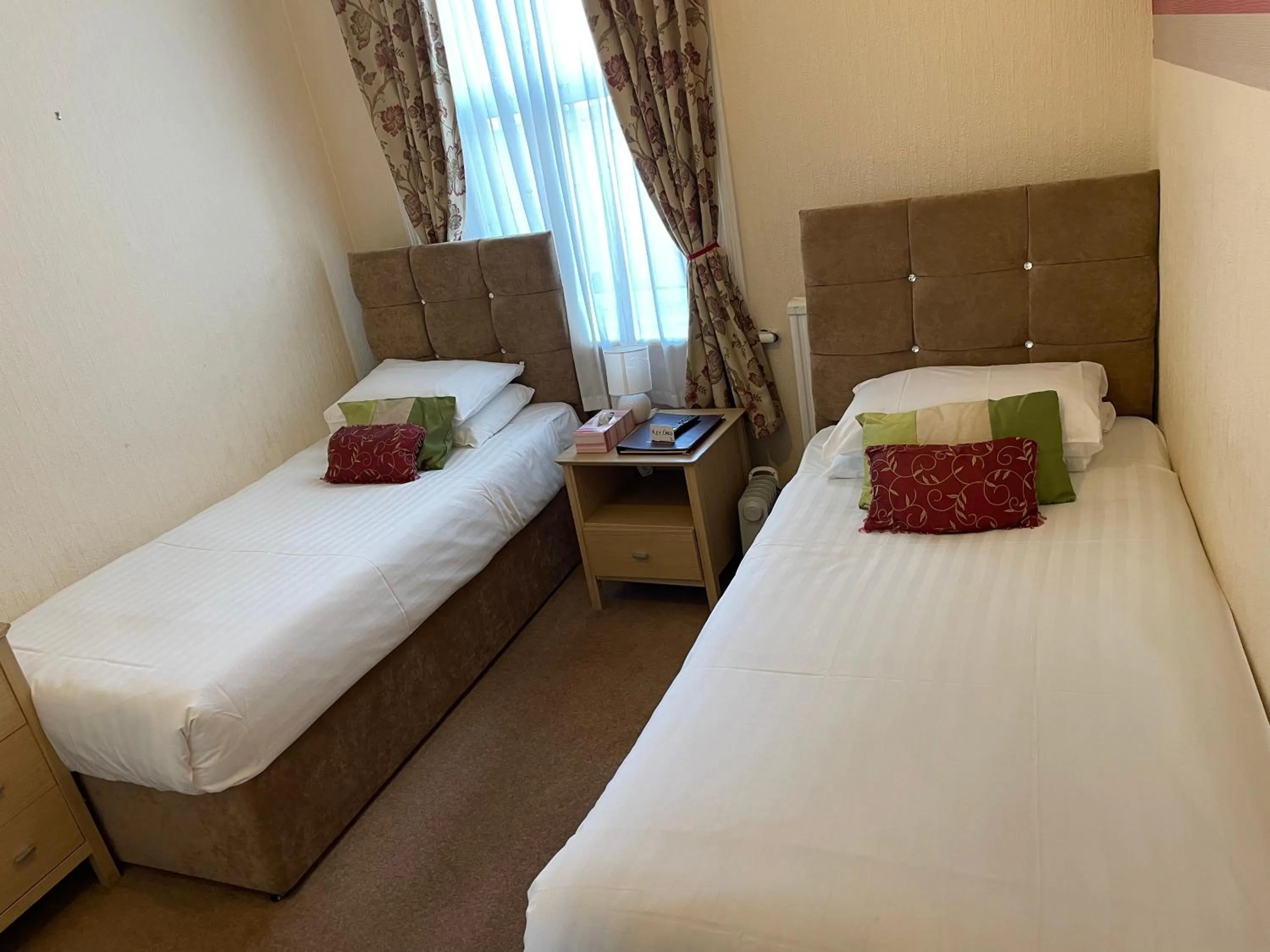 Twin Room with Private Bathroom in Diamonds Lodge near York Hospital