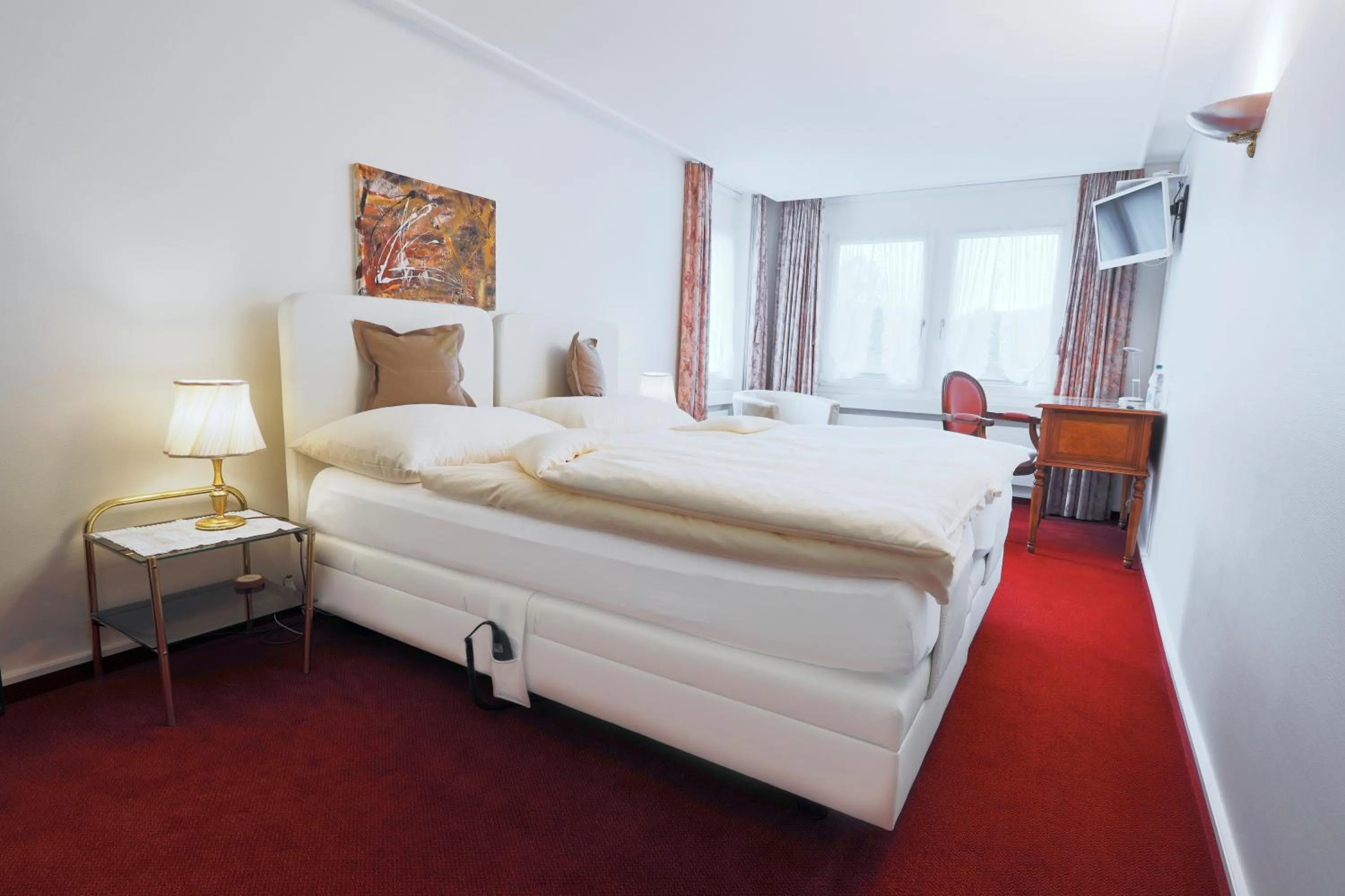 Photo of the whole room, Bed in Hotel & Spezialitätenrestaurant zur Linde