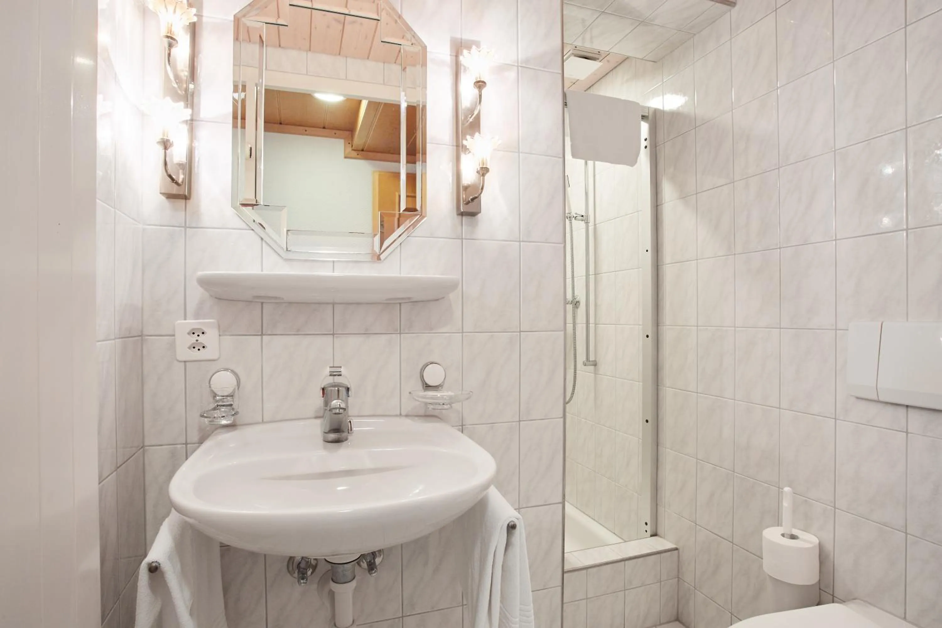 Shower in Hotel & Spezialitätenrestaurant zur Linde