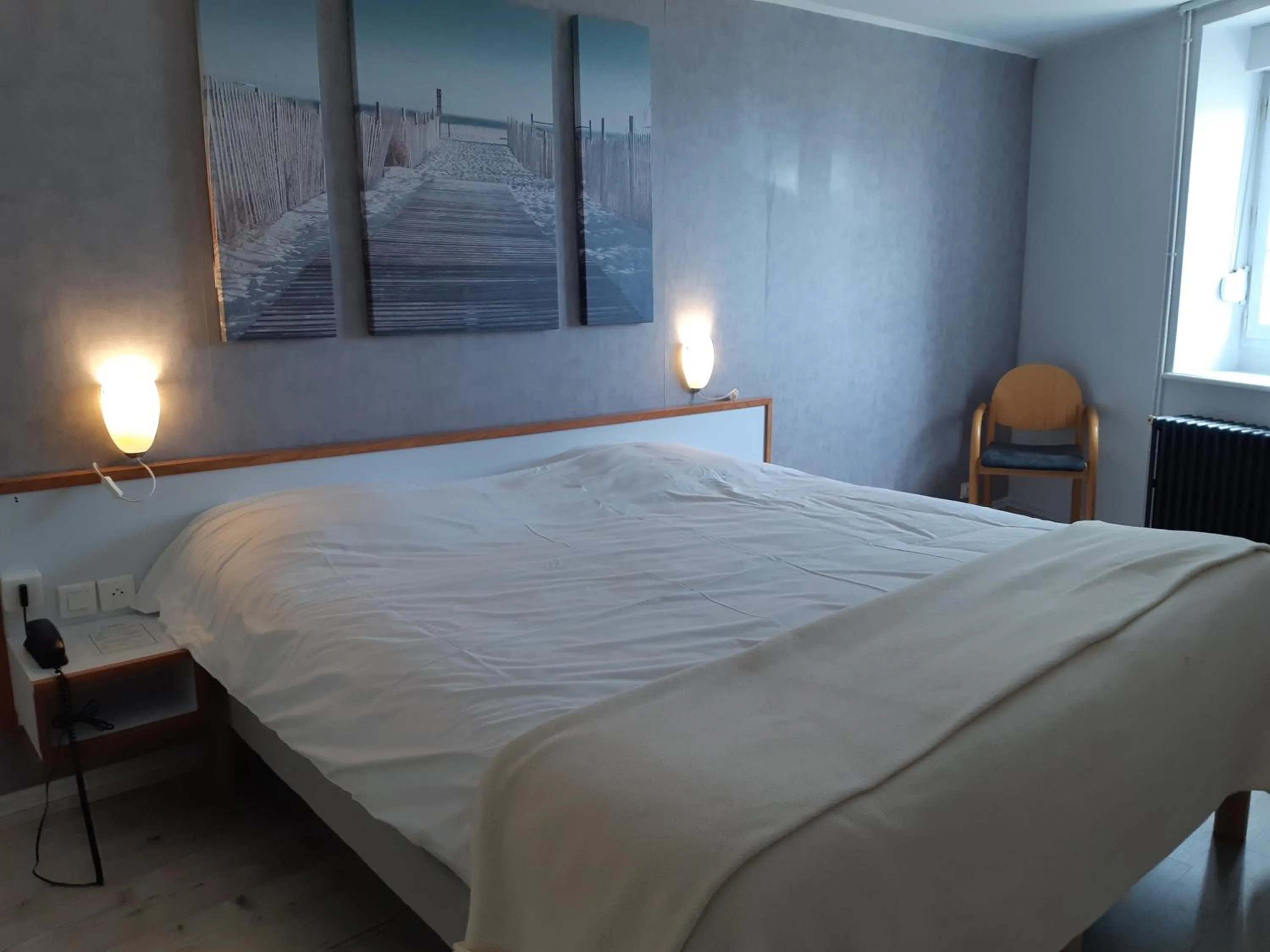 Bed in Logis Hôtel Les Chardons Bleus RESTAURANT LE BISTROT DE LA MER