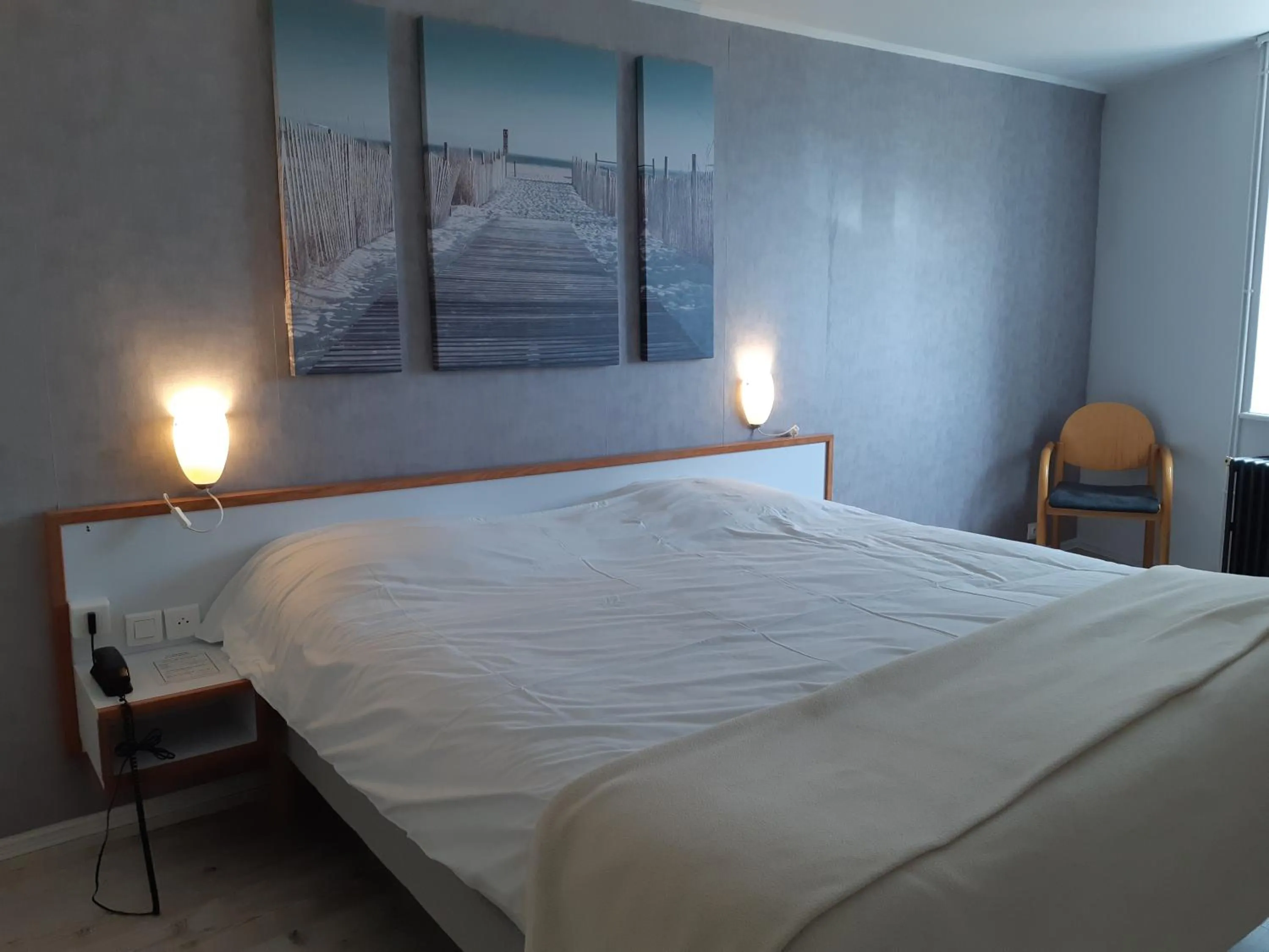 Bed in Logis Hôtel Les Chardons Bleus RESTAURANT LE BISTROT DE LA MER