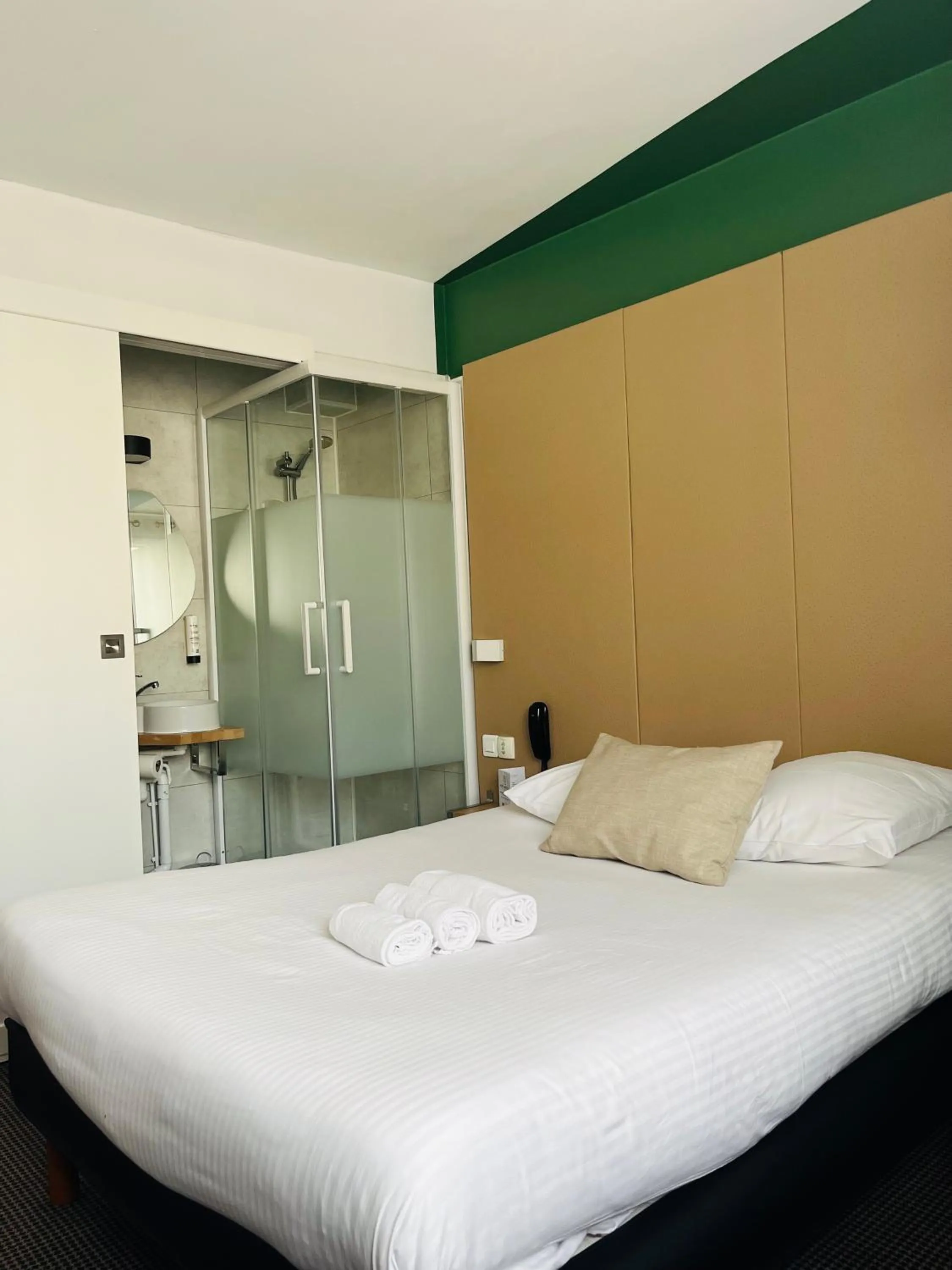 Bedroom, Bed in L'Hôtel Bristol