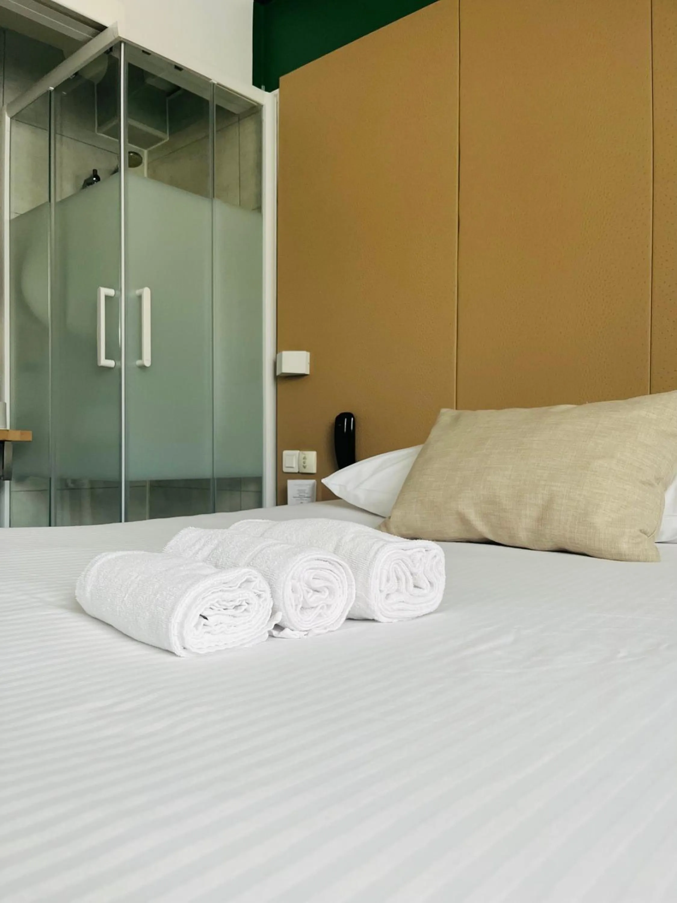 Bathroom, Bed in L'Hôtel Bristol