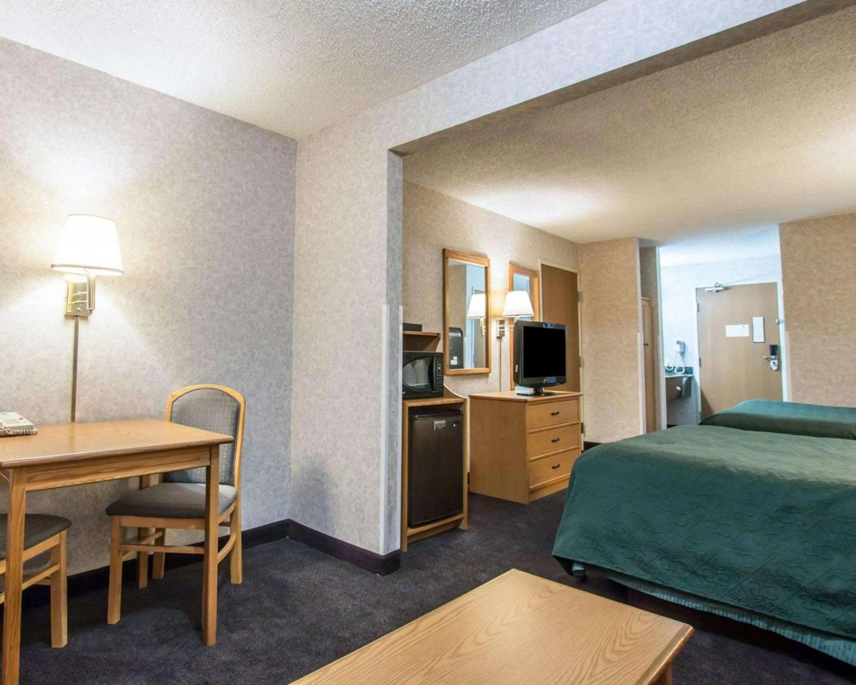 Photo of the whole room, Bed in Quality Suites San Diego Otay Mesa