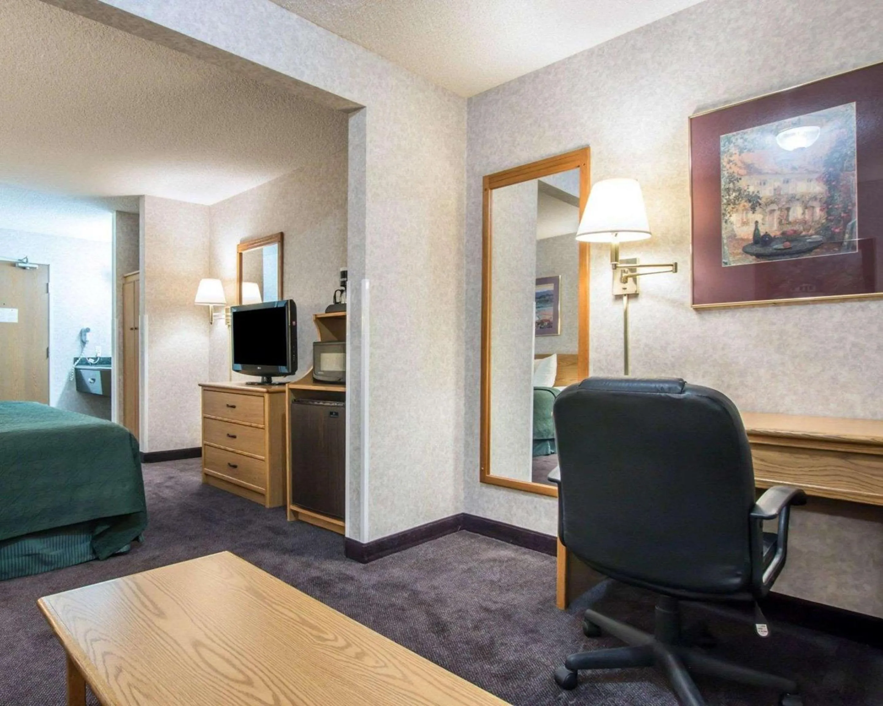 Photo of the whole room in Quality Suites San Diego Otay Mesa