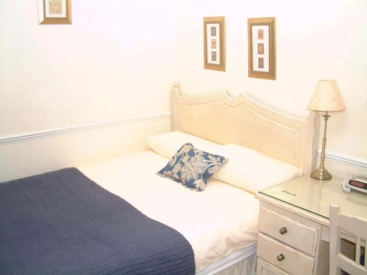 Bed in West Lodge Hotel