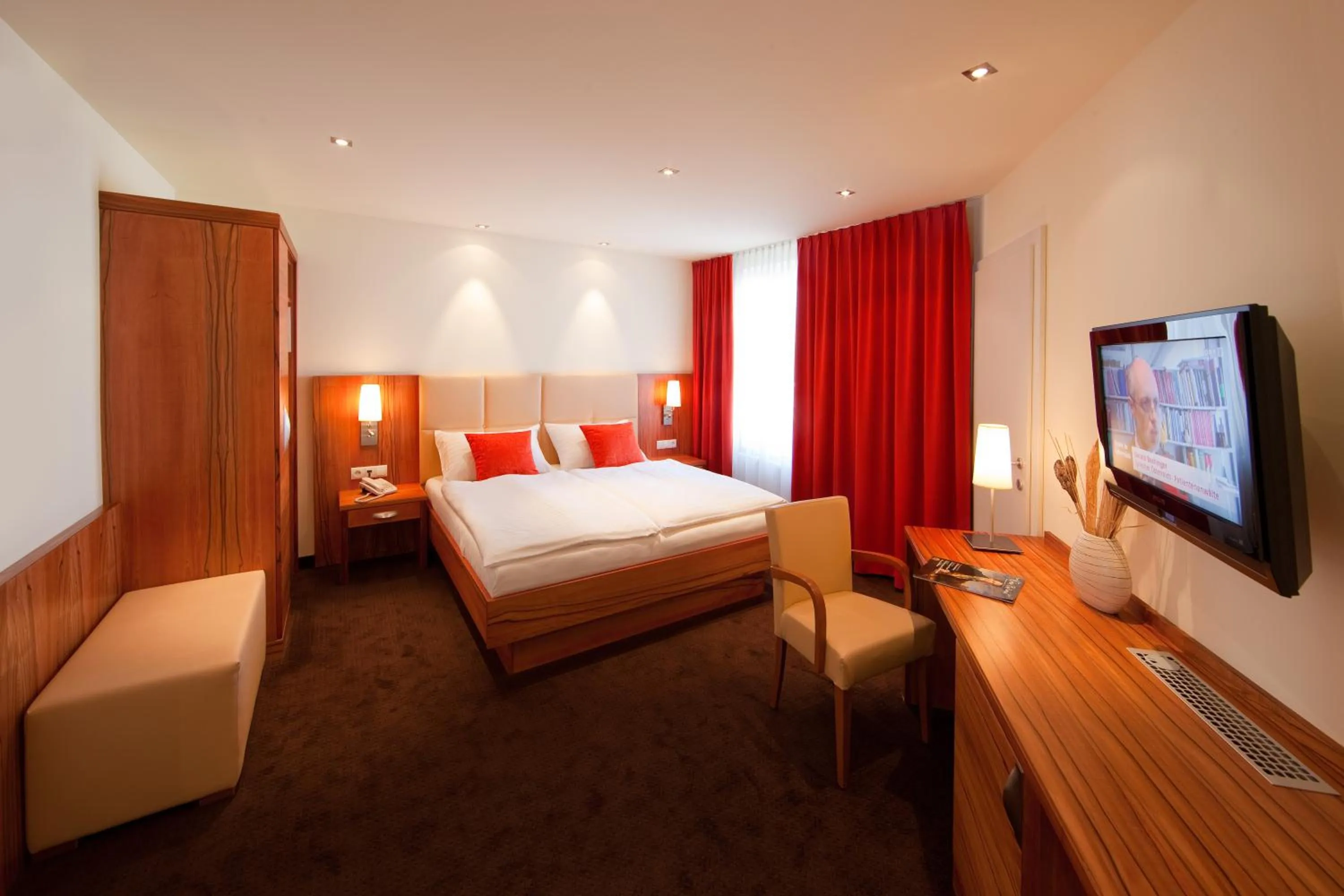 Photo of the whole room, Bed in Strandhotel Alte Donau