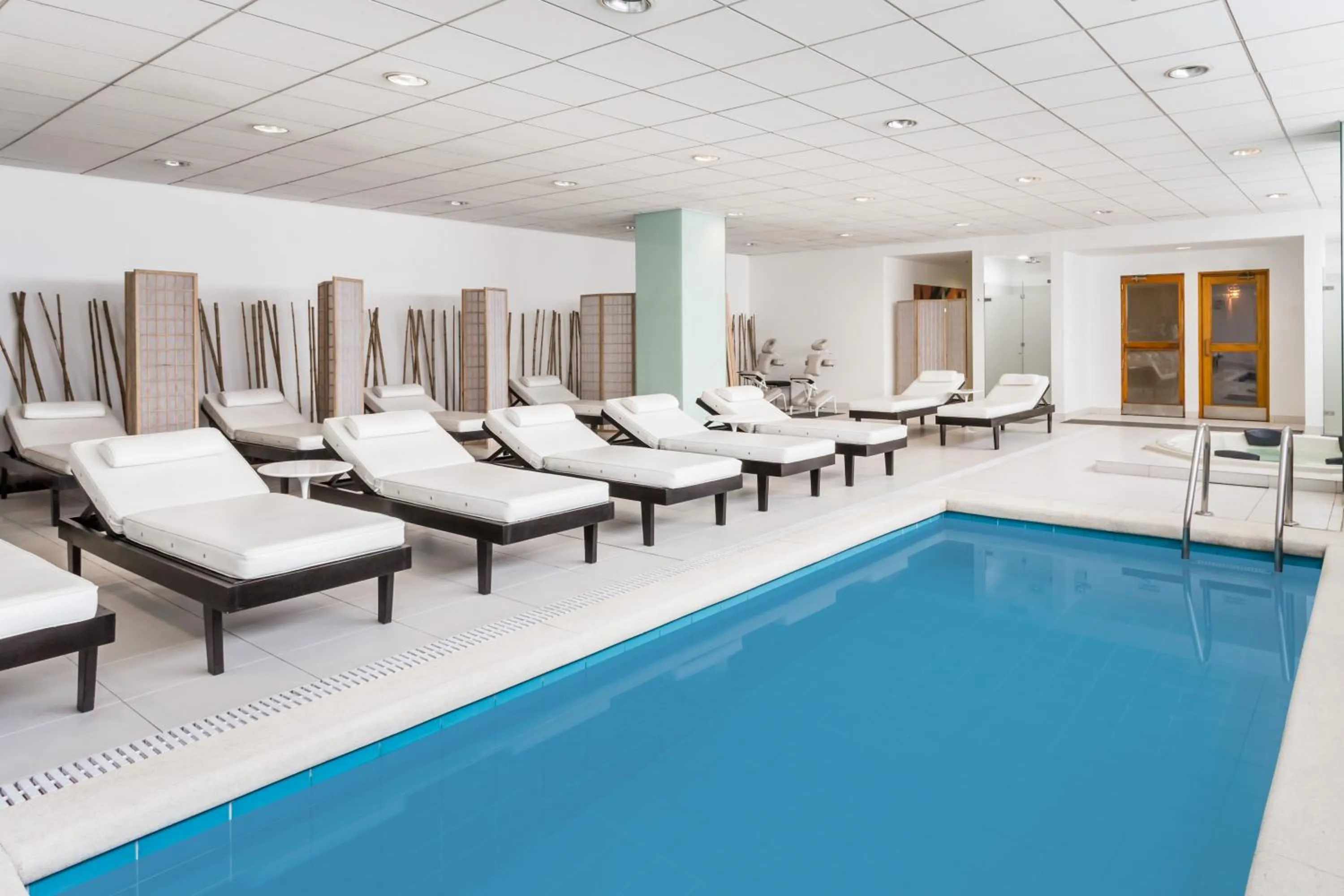 Swimming pool in Wyndham Costa del Sol Lima Airport