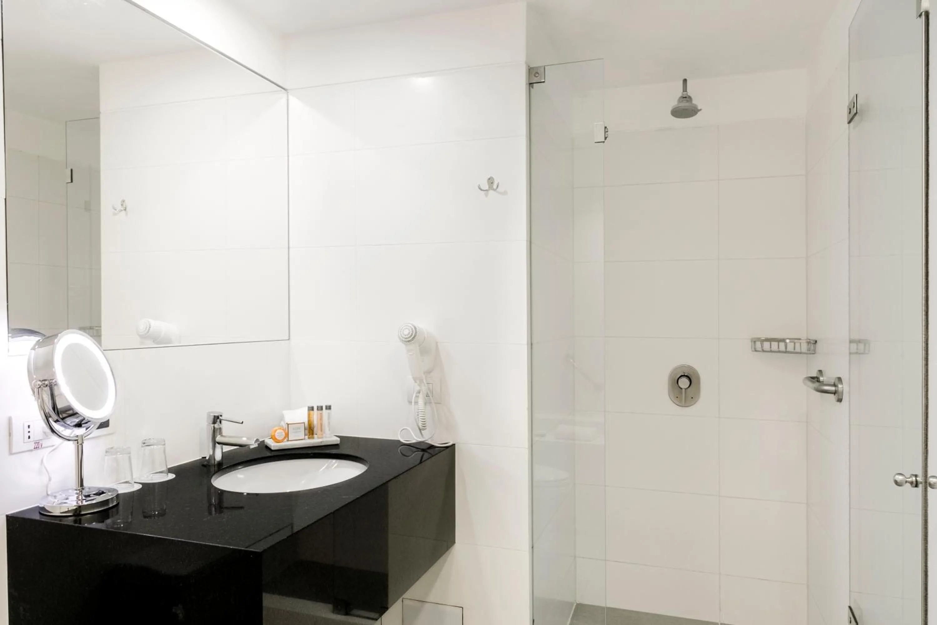 Shower in Wyndham Costa del Sol Lima Airport