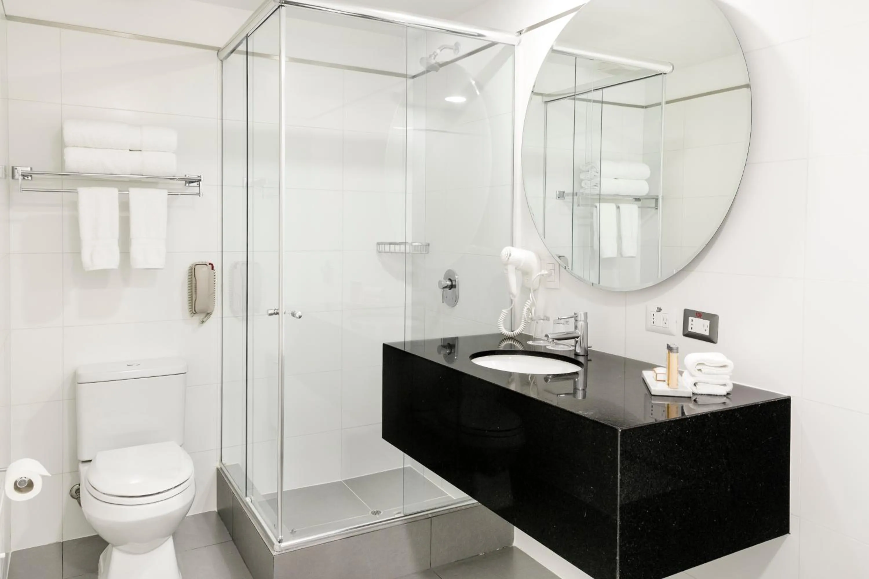 Shower in Wyndham Costa del Sol Lima Airport