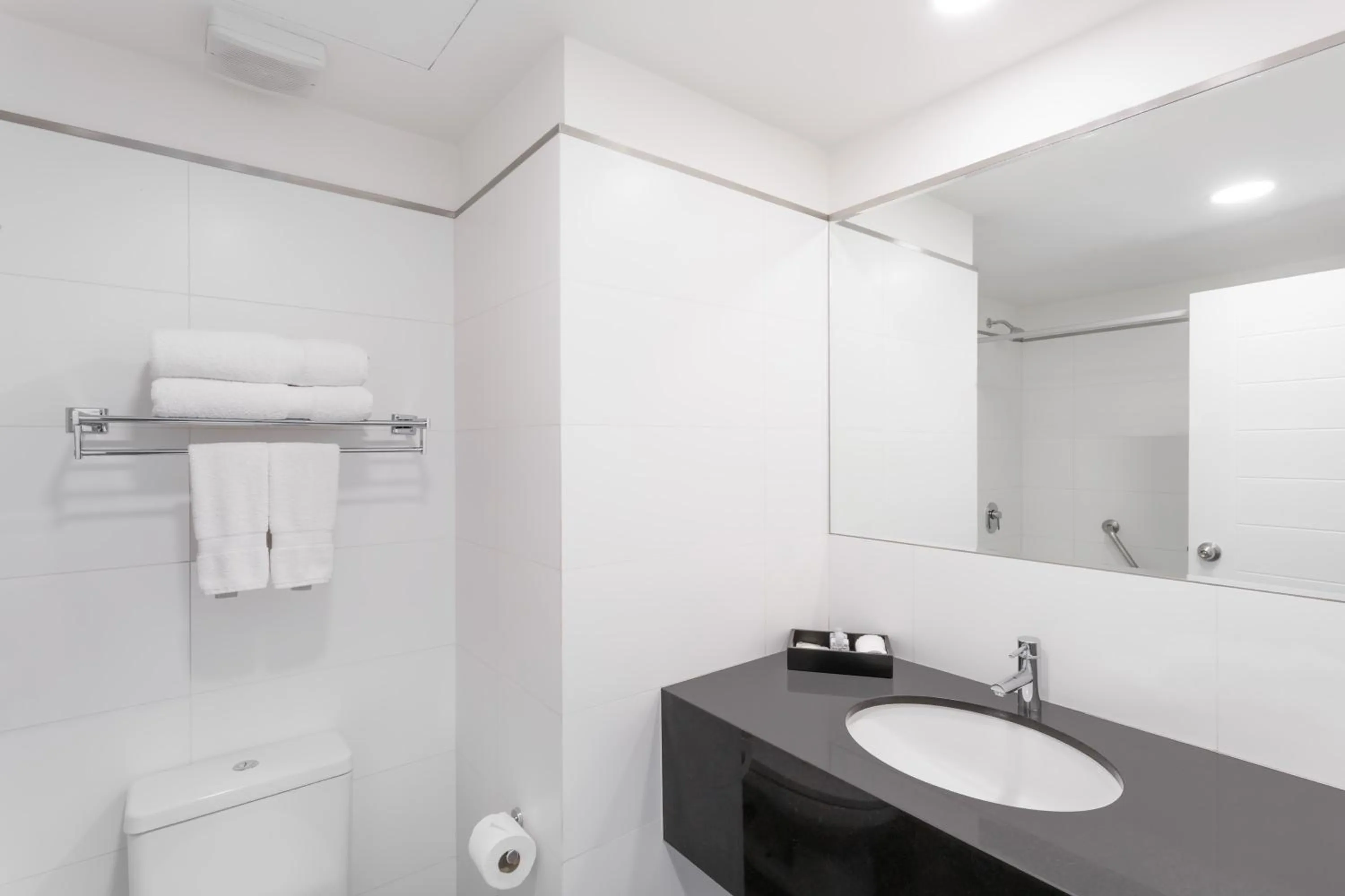 Bathroom in Wyndham Costa del Sol Lima Airport