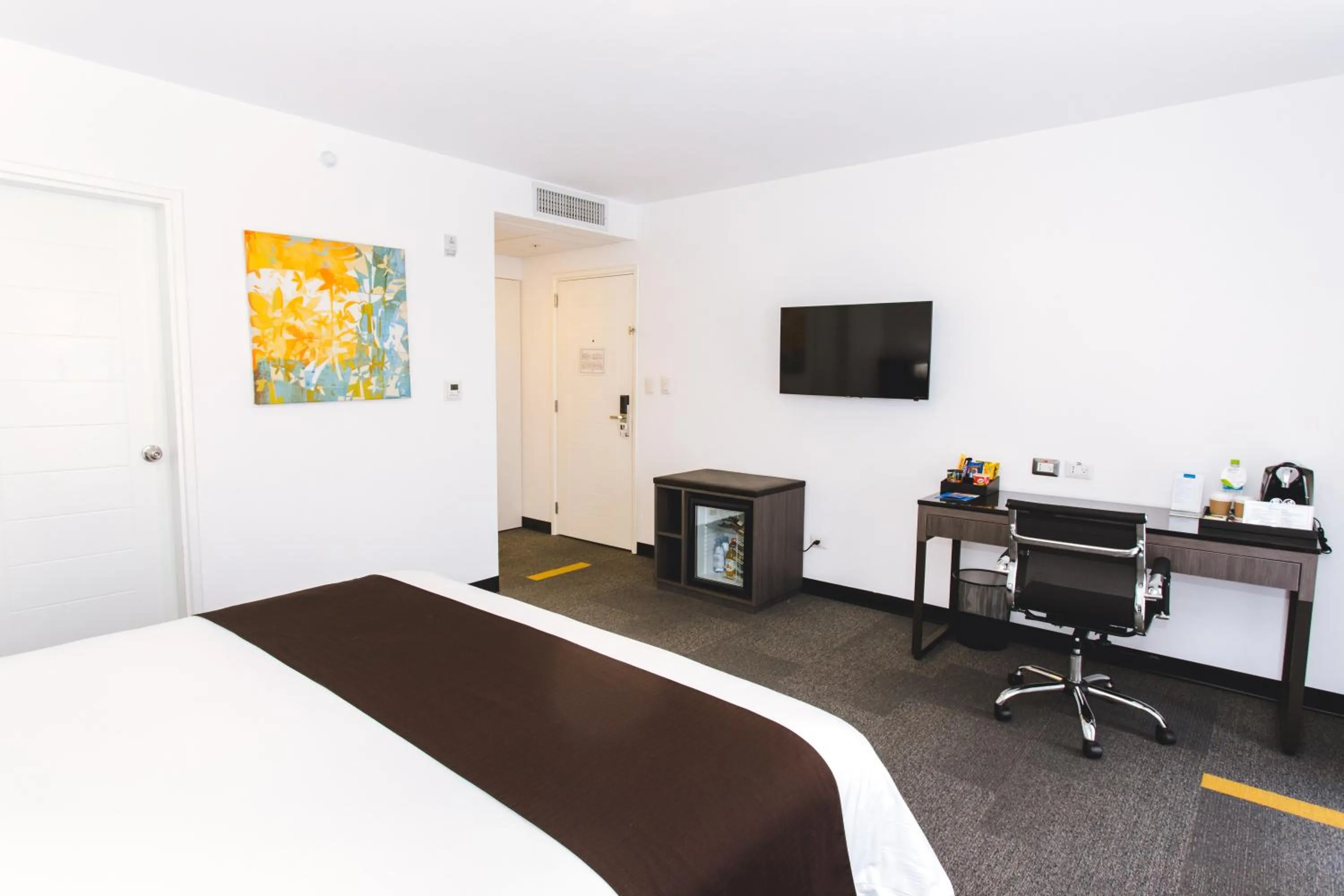 Coffee/tea facilities, Bed in Wyndham Costa del Sol Lima Airport