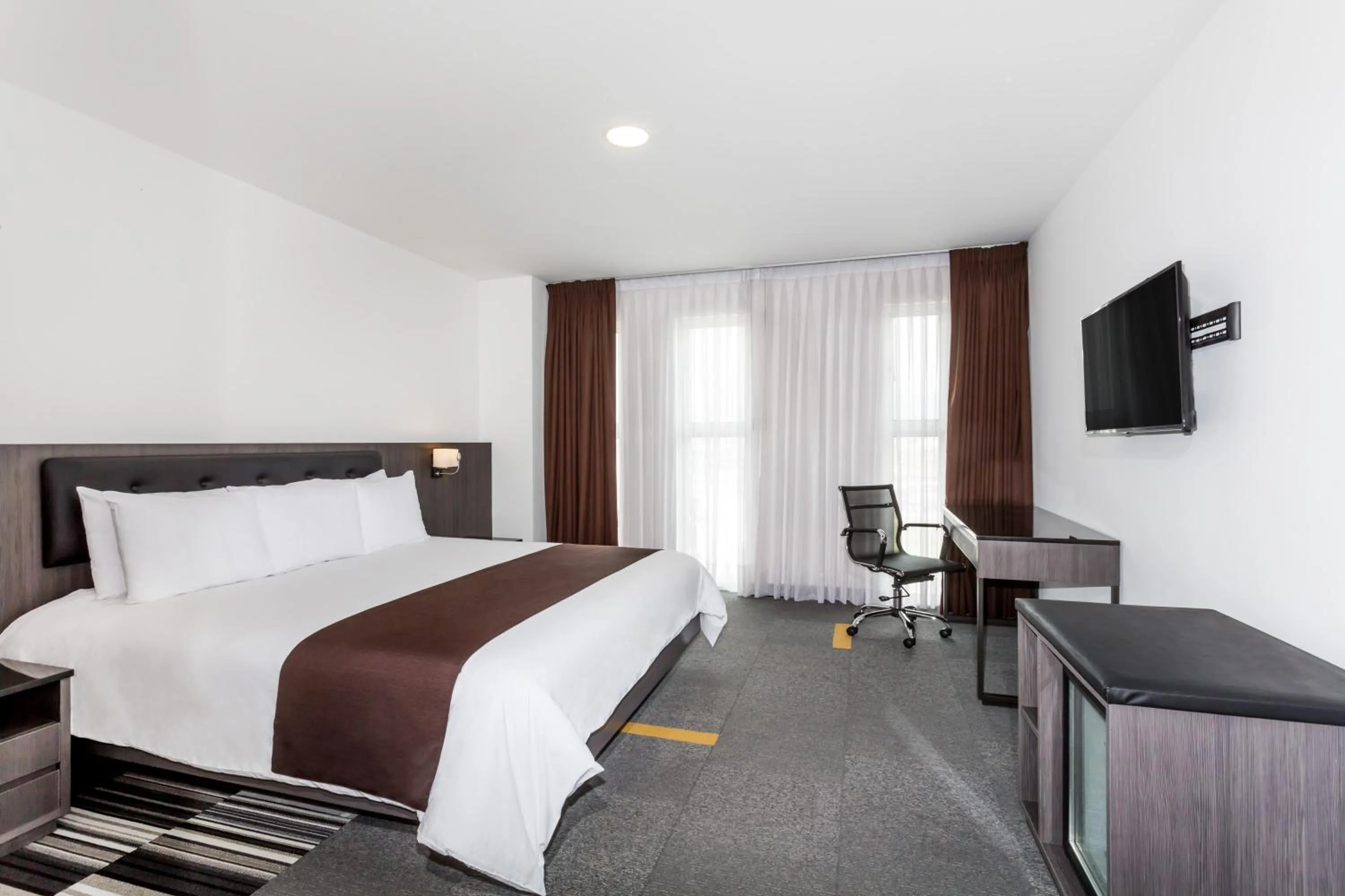 Bed in Wyndham Costa del Sol Lima Airport