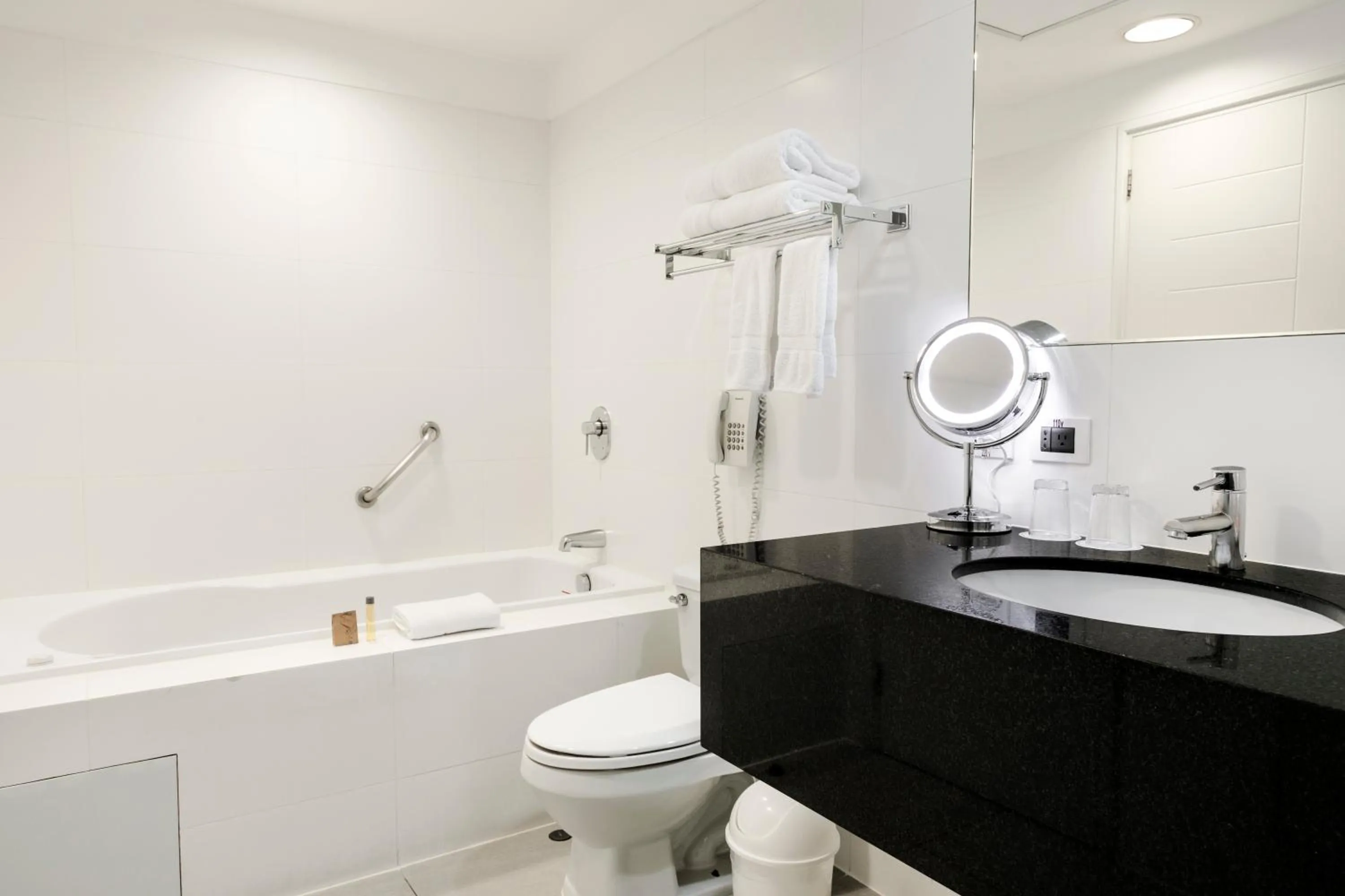 Shower in Wyndham Costa del Sol Lima Airport