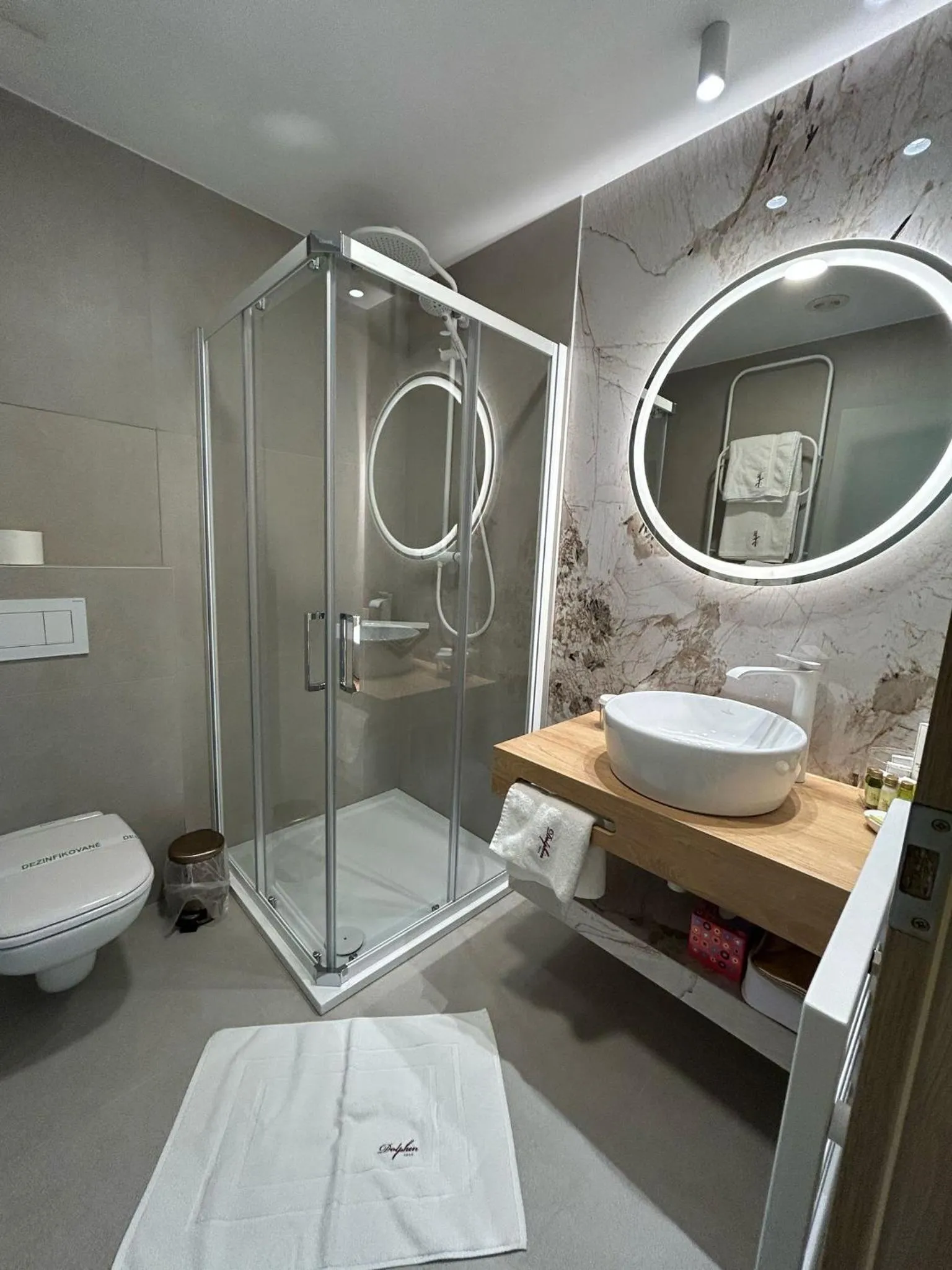 Bathroom in Hotel Dolphin - Adult friendly