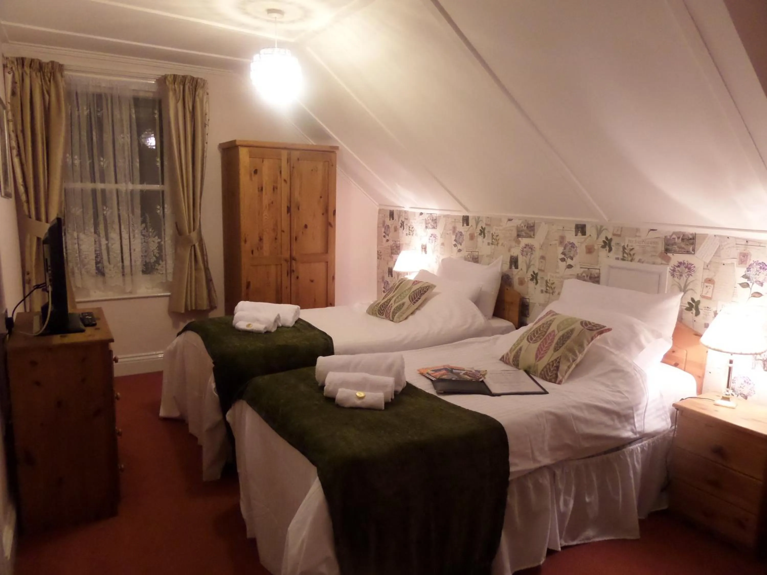 Bedroom, Bed in Beecroft Lodge