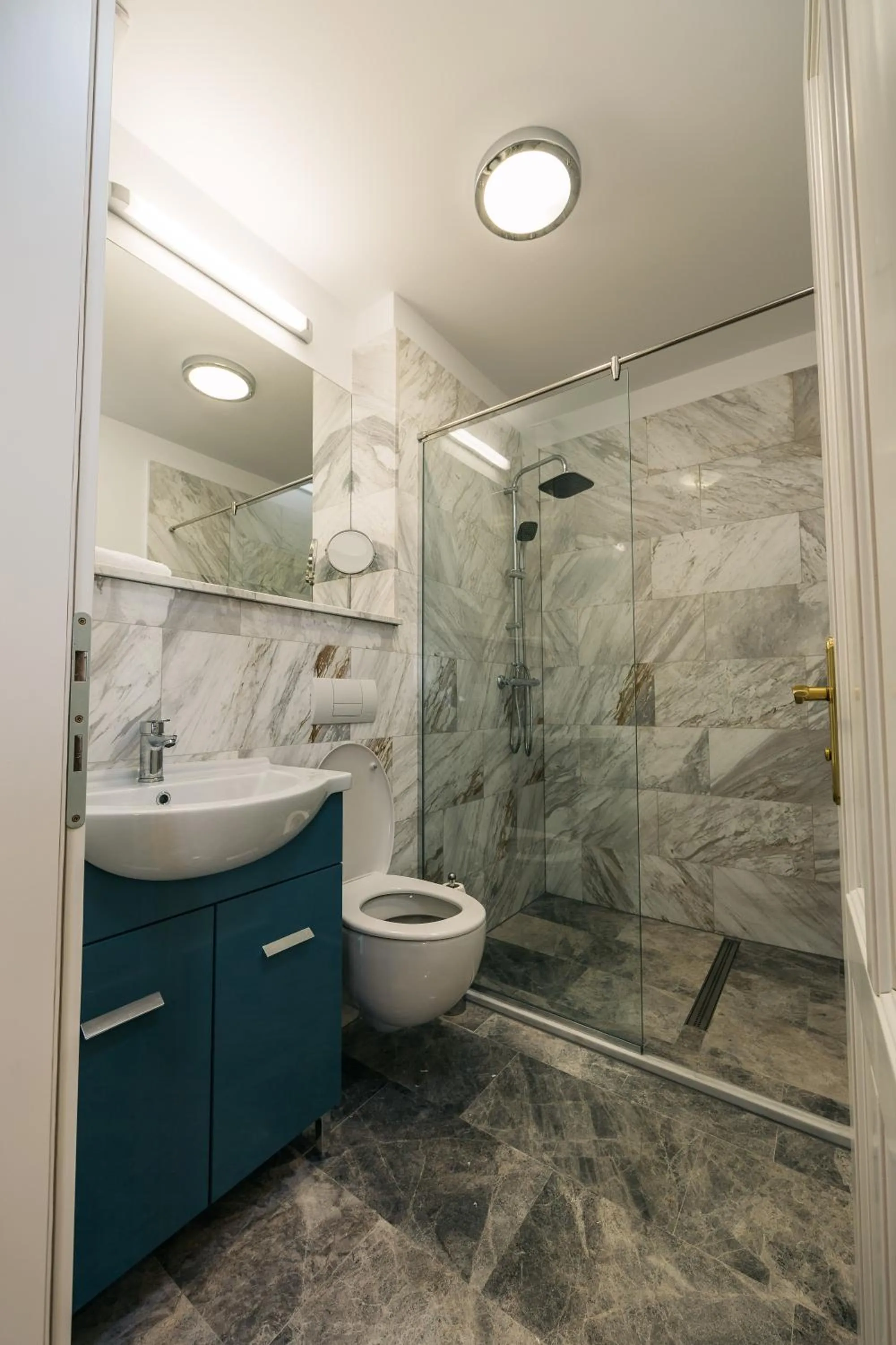 Shower in YellowBoot Aparthotel