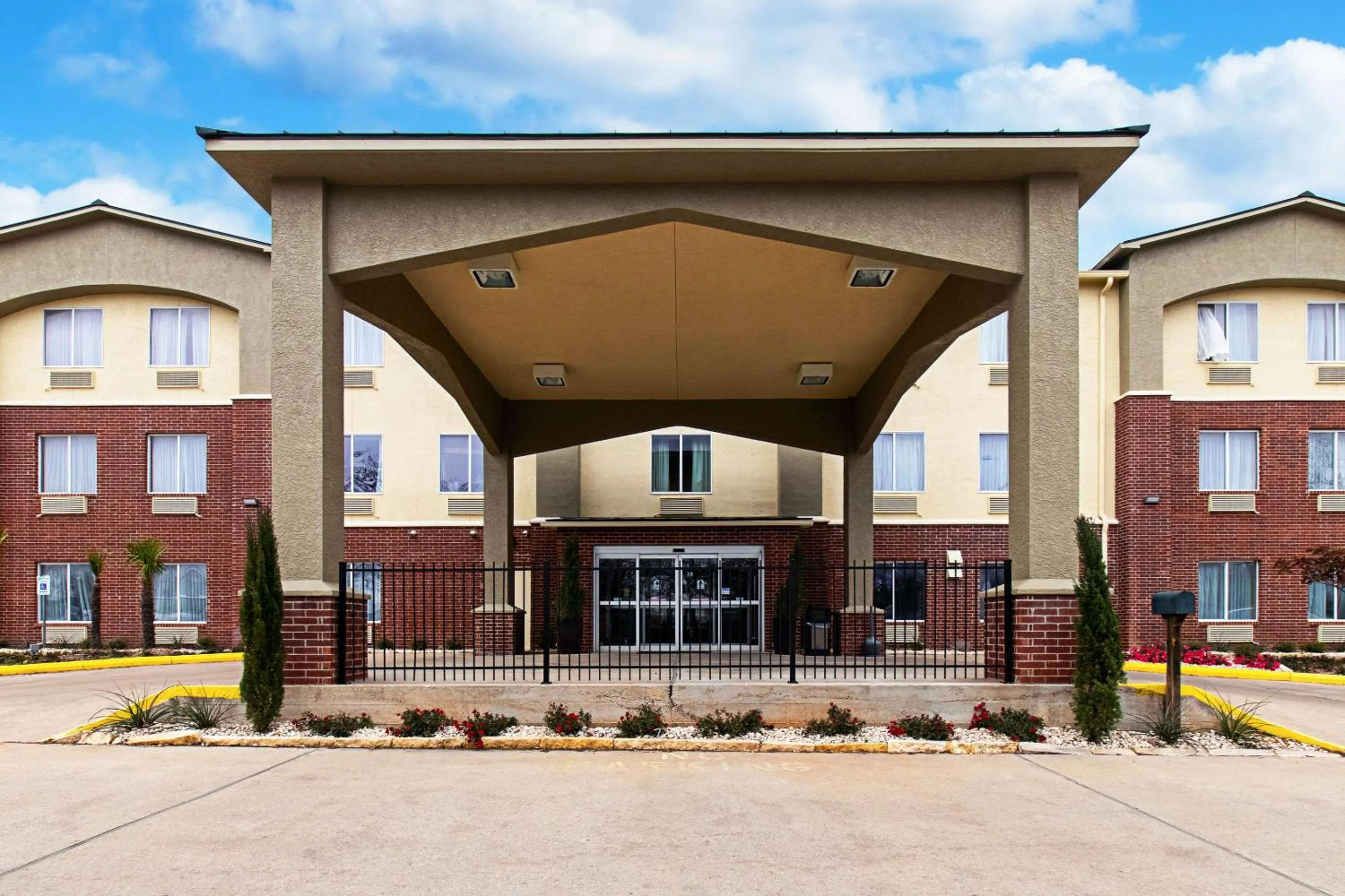 Property building in Comfort Inn & Suites and Suites Fredericksburg