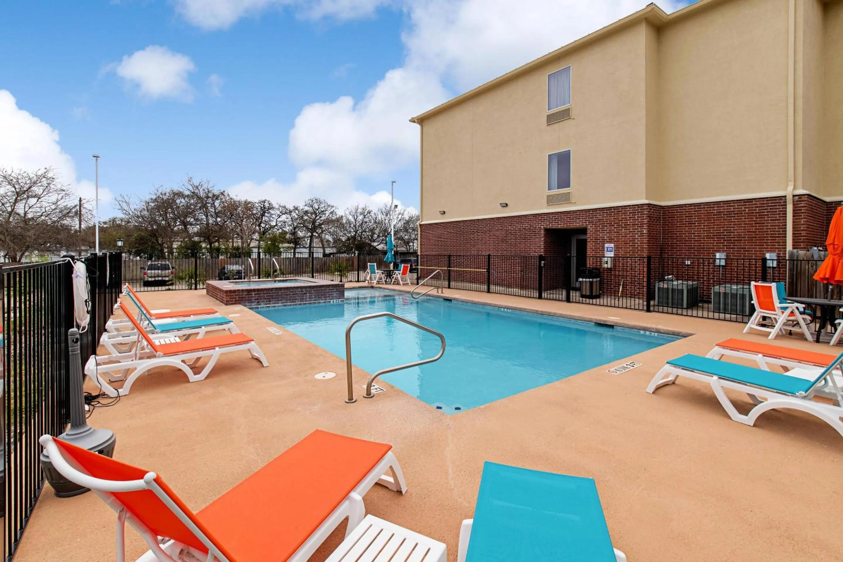 Swimming pool in Comfort Inn & Suites Fredericksburg