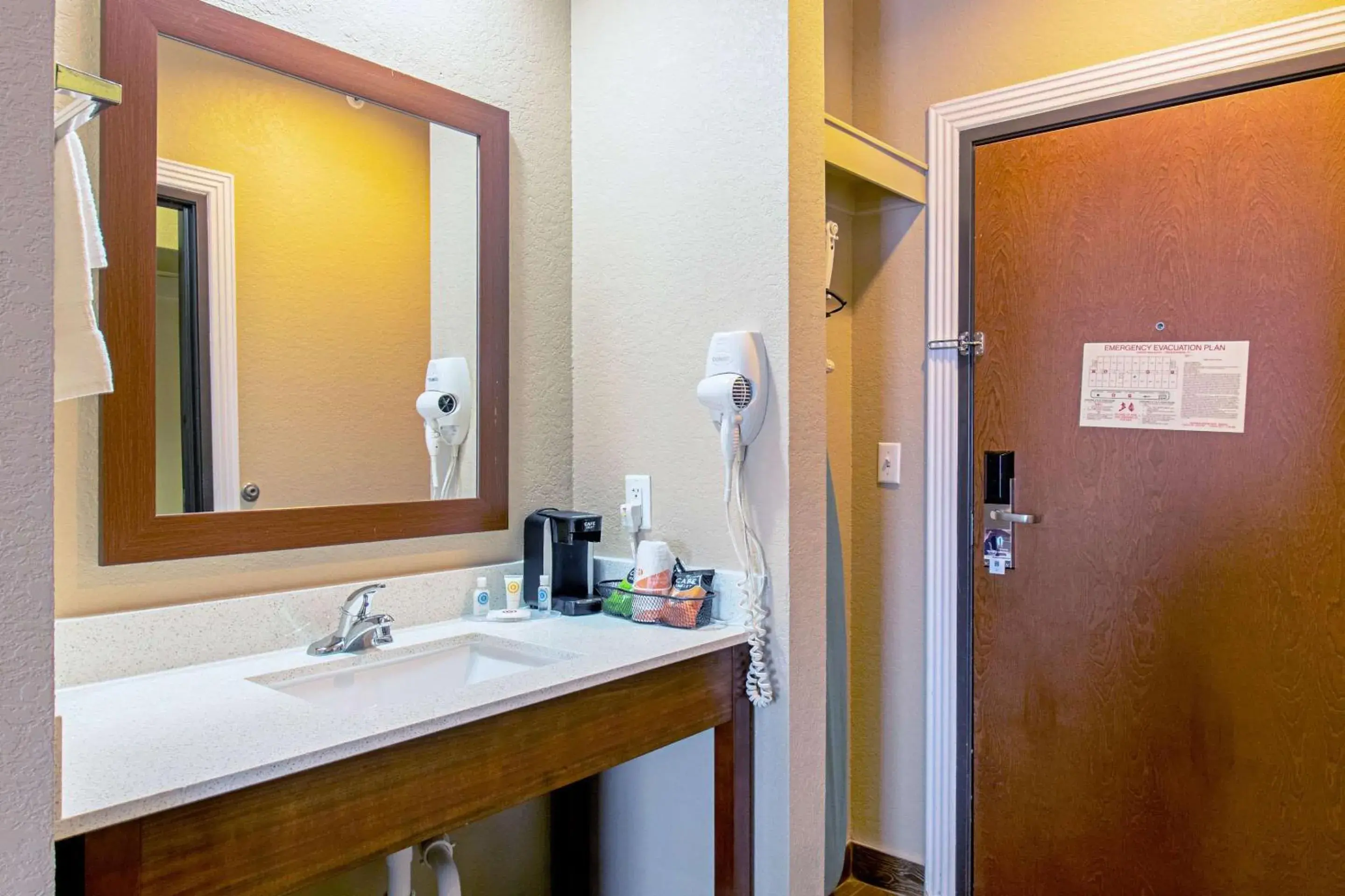 Queen Room with Two Queen Beds - Accessible/Non-Smoking in Comfort Inn & Suites and Suites Fredericksburg Queen Room with Two Queen Beds - Accessible/Non-Smoking in Comfort Inn & Suites and Suites Fredericksburg