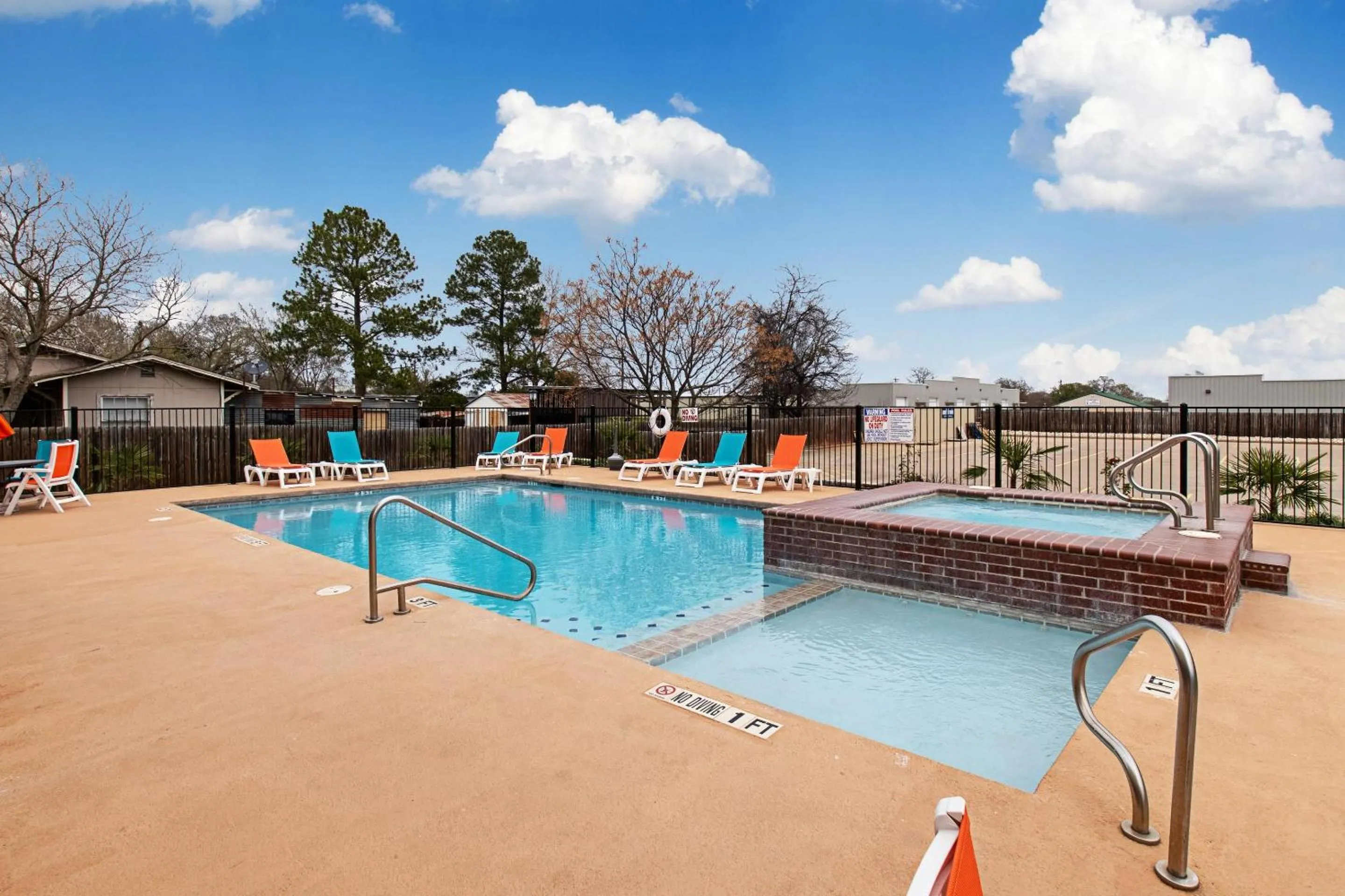 Swimming pool in Comfort Inn & Suites Fredericksburg