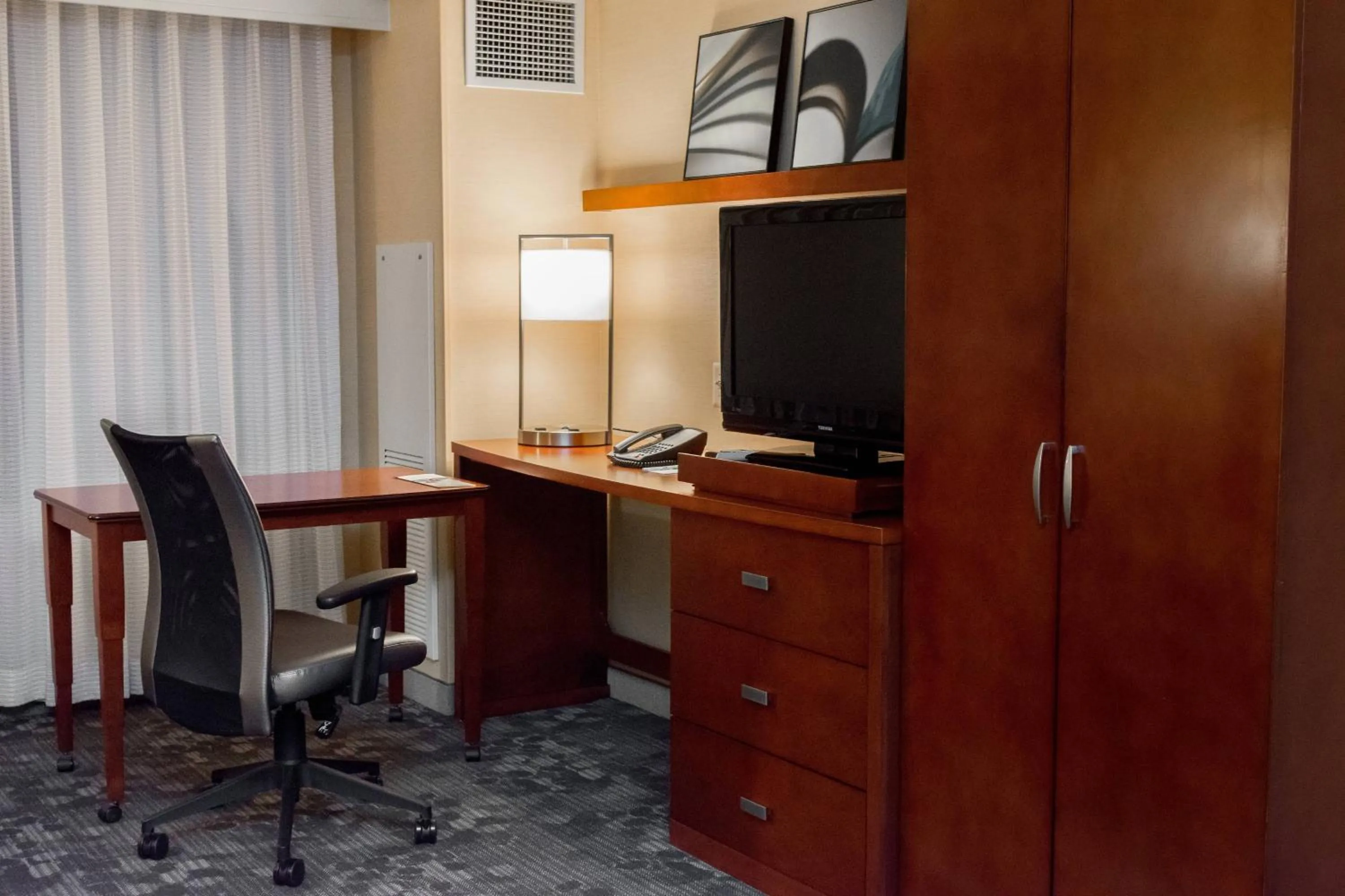 Photo of the whole room in Courtyard by Marriott Lafayette