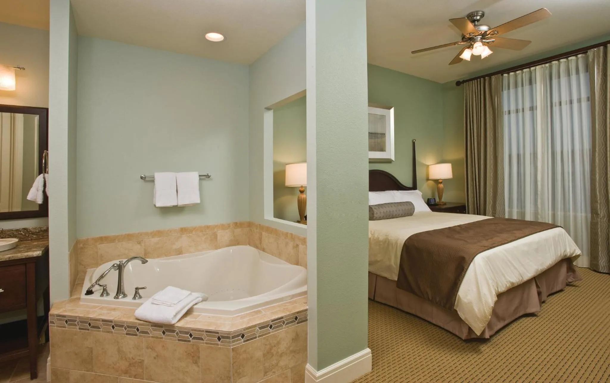 Bed in Club Wyndham National Harbor