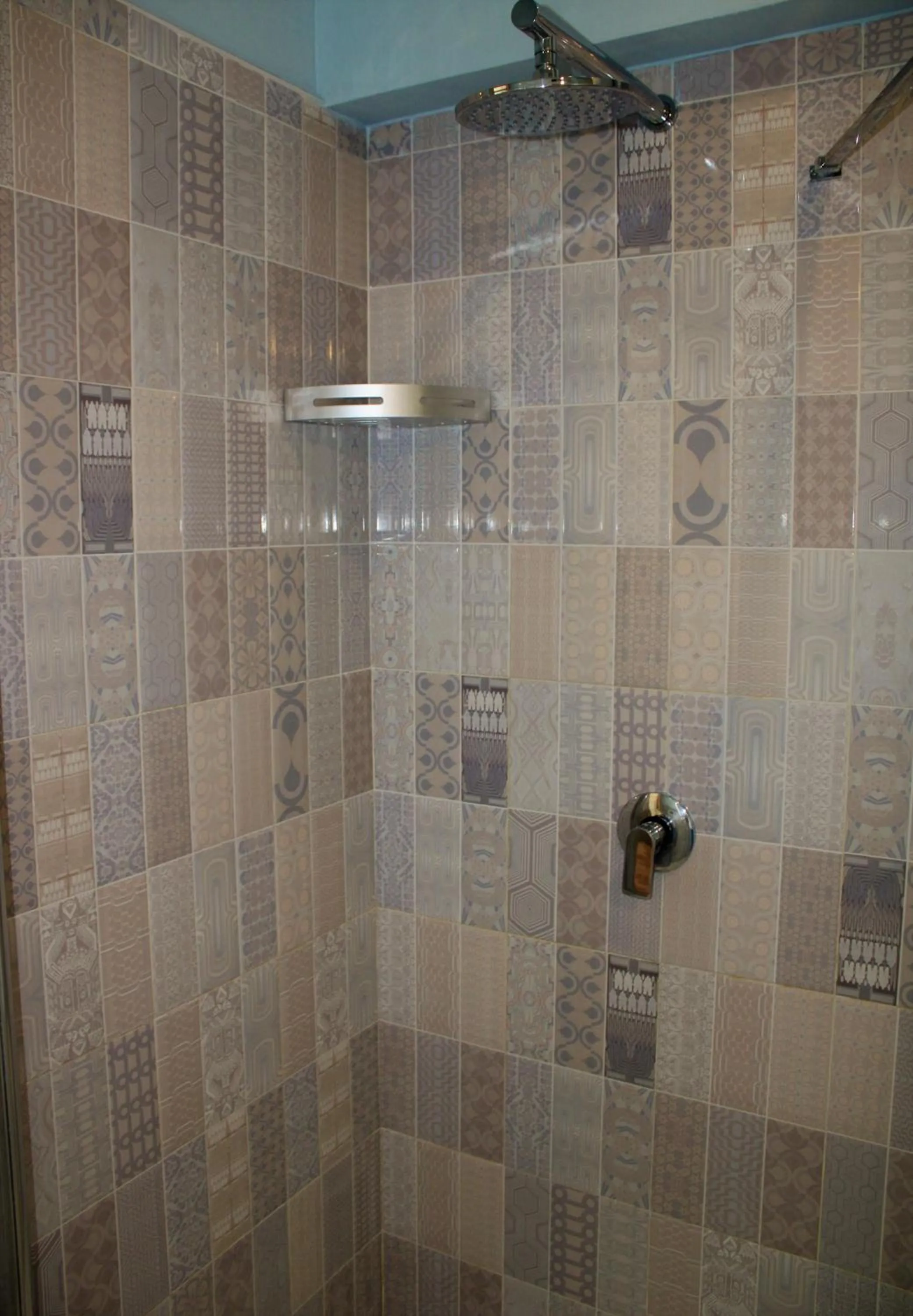 Shower in De Gasperi 55 - By Pera Rooms Collection