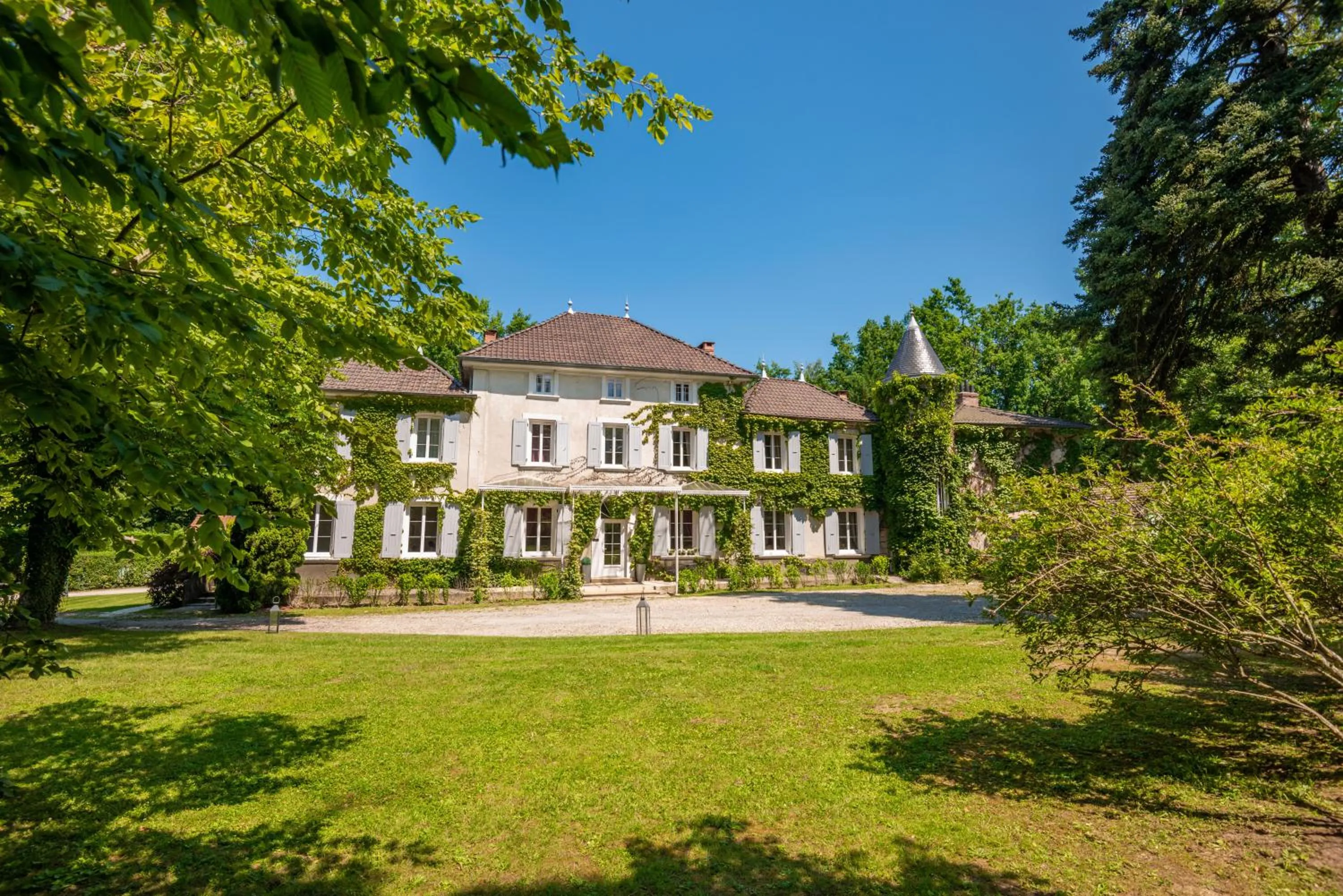 Property building in Chateau des Ayes - Chambres & suites