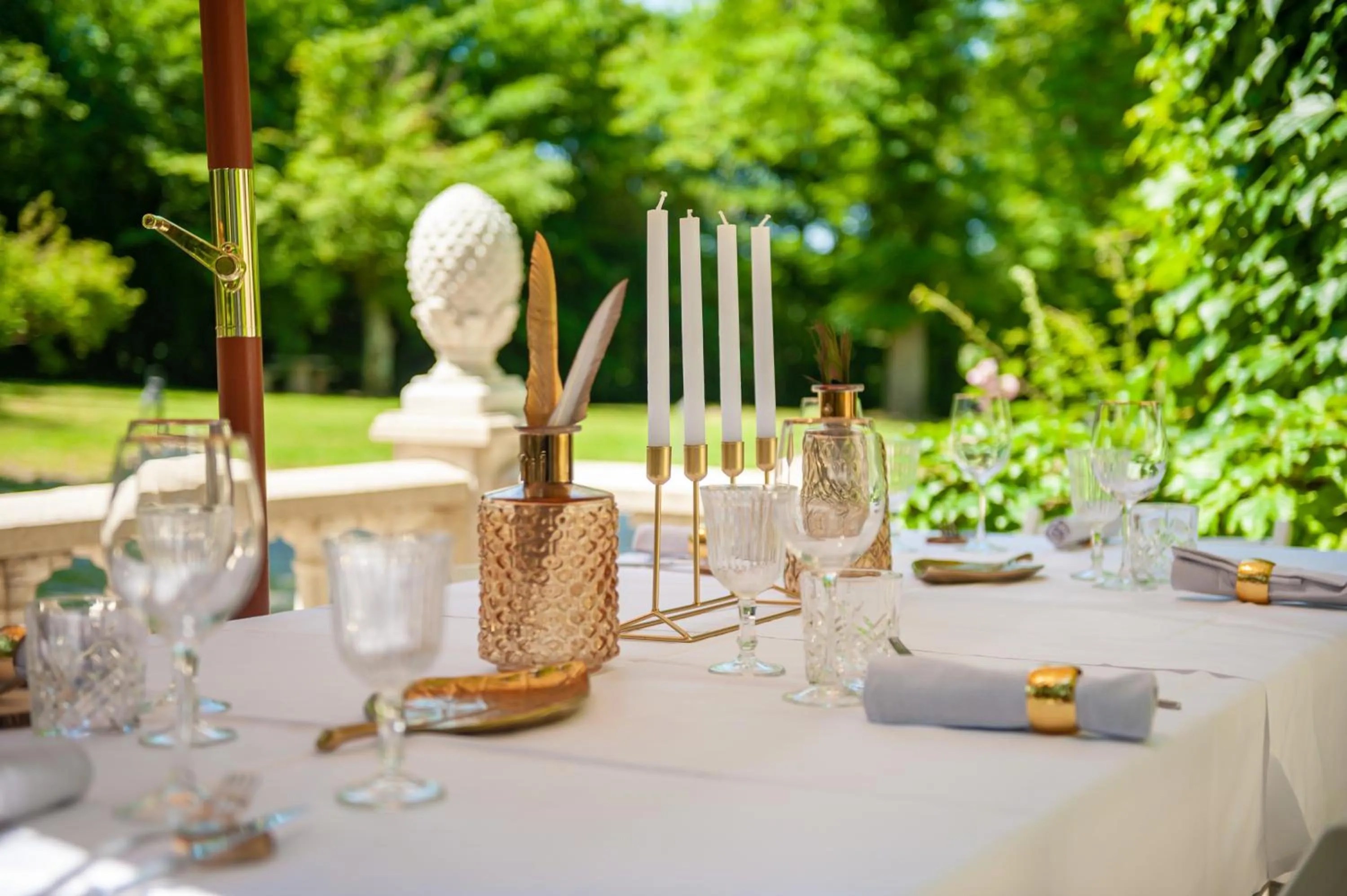 Patio in Chateau des Ayes - Chambres & suites