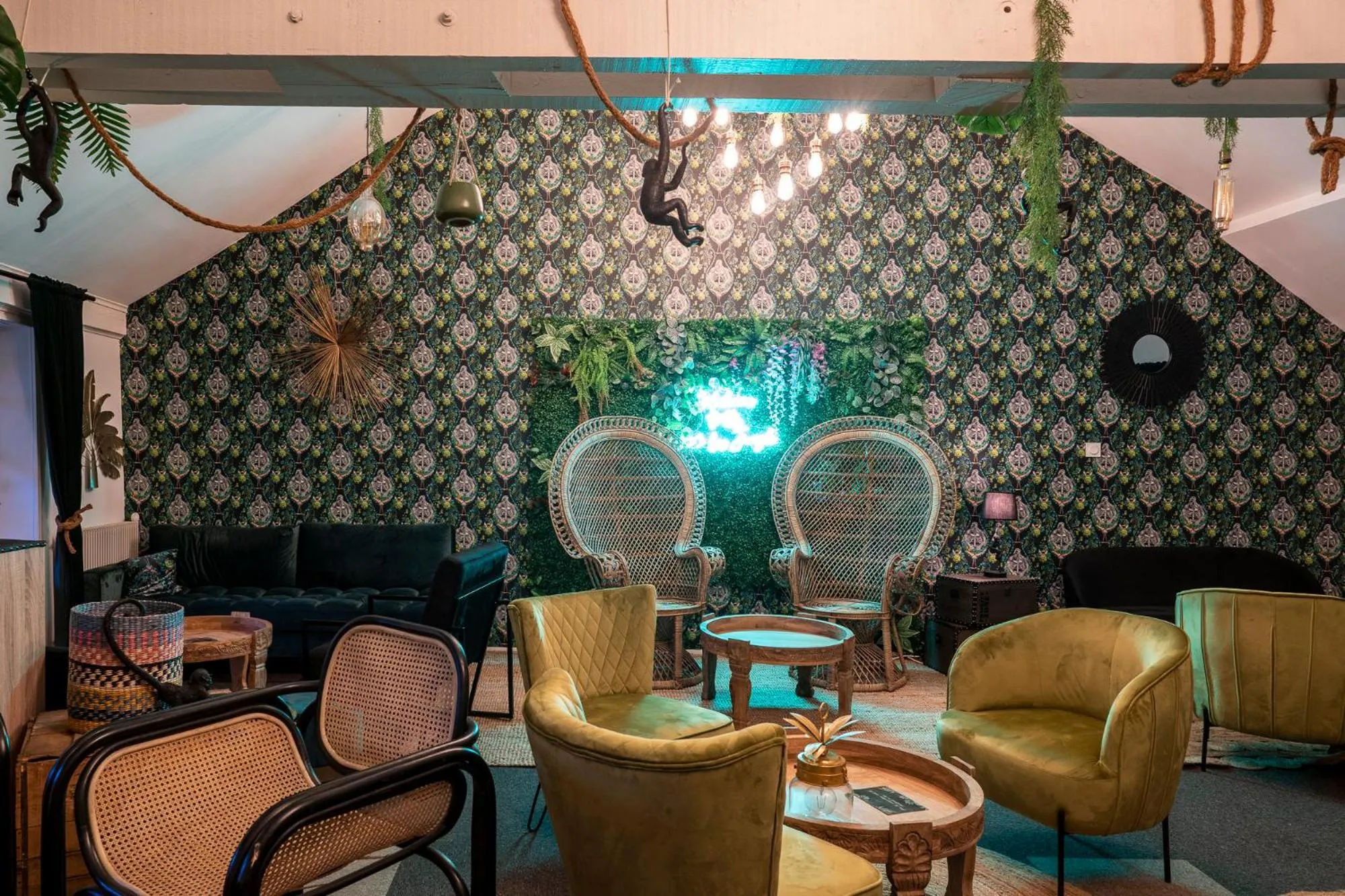 Lounge or bar in Chateau des Ayes - Chambres & suites