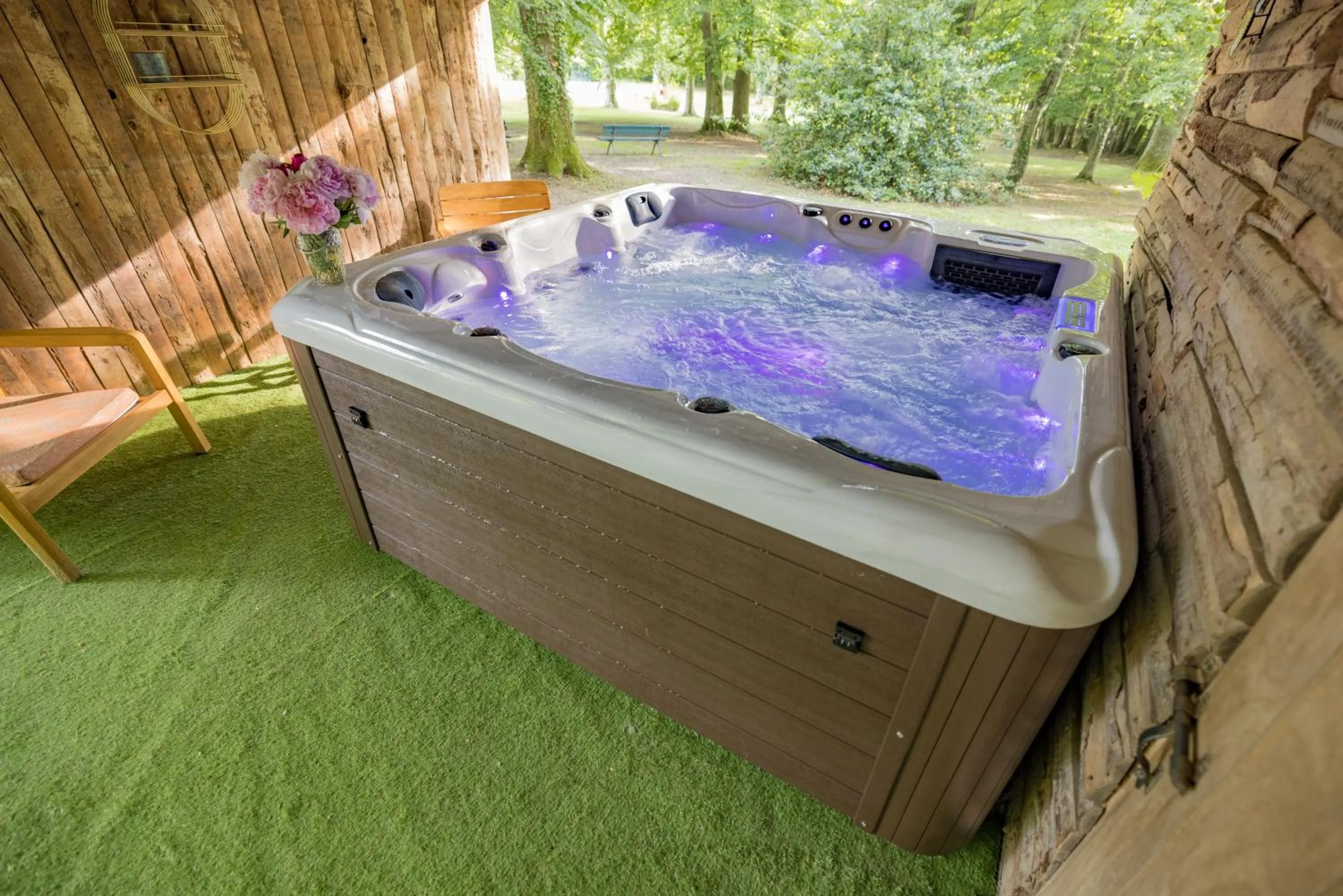 Hot Tub in Chateau des Ayes - Chambres & suites