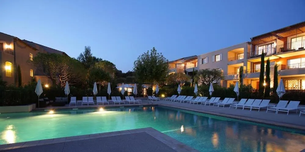 Pool view in Résidence Hôtelière 4 étoiles Les Mas du Grand Vallon