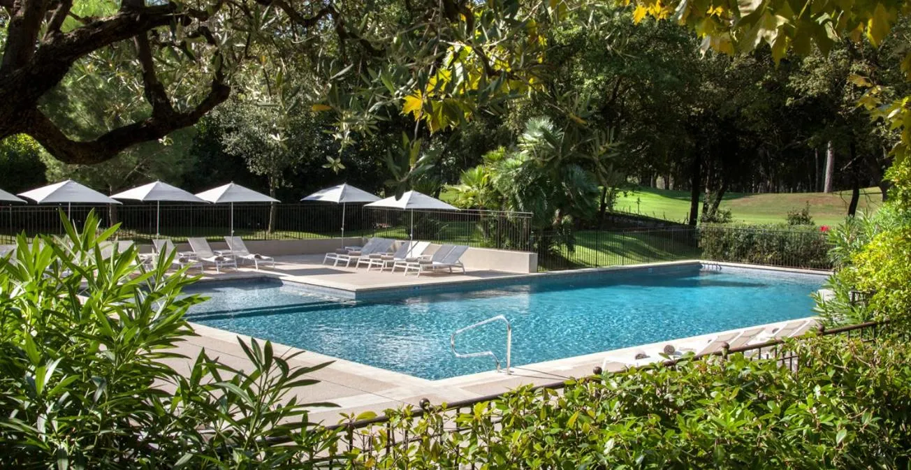 Pool view in Résidence Hôtelière 4 étoiles Les Mas du Grand Vallon