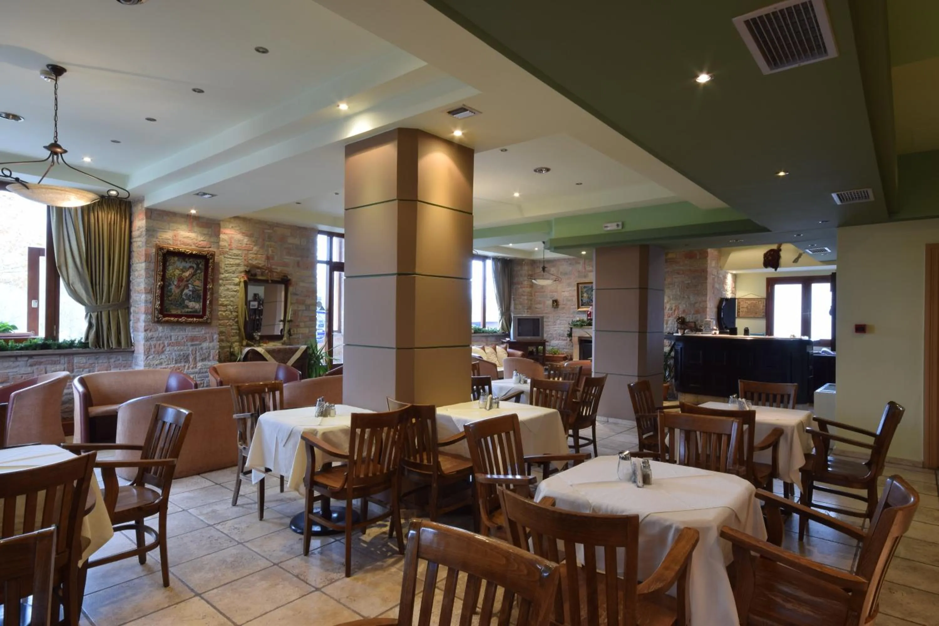 Restaurant/places to eat in Mont Helmos Hotel