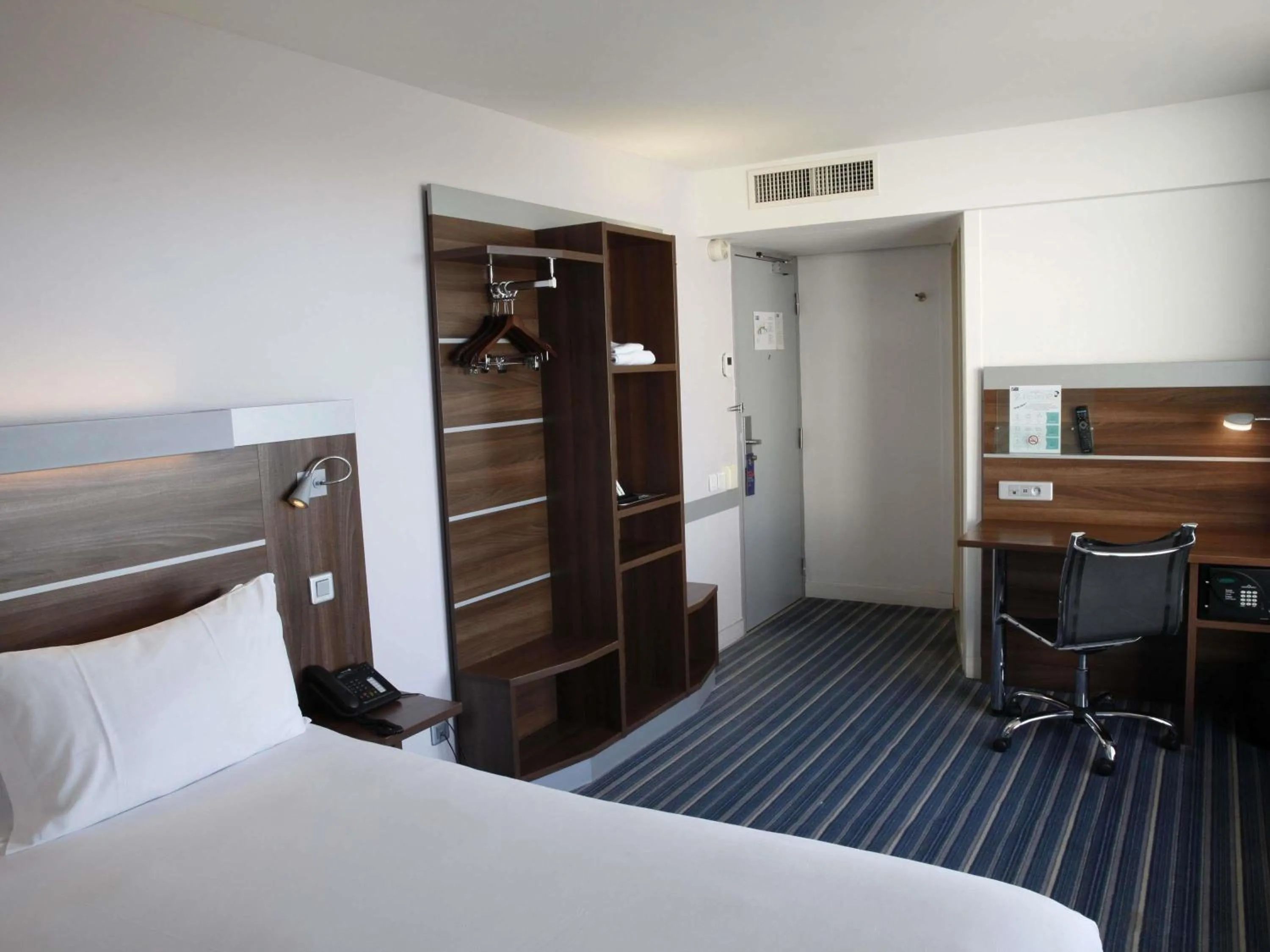 Bedroom, Bed in Hôtel Marseille Centre Gare Saint-Charles