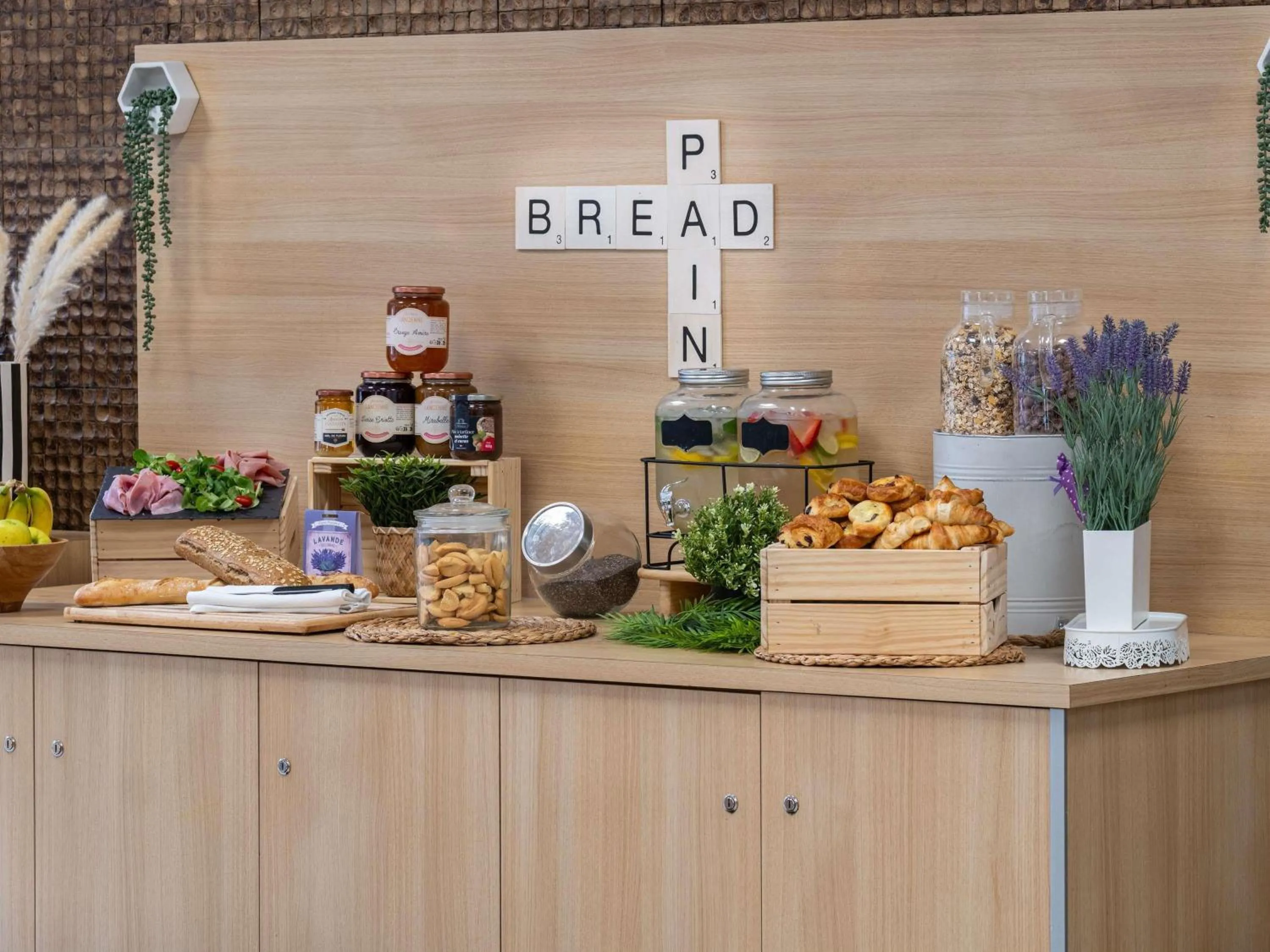 Breakfast in Hôtel Marseille Centre Gare Saint-Charles