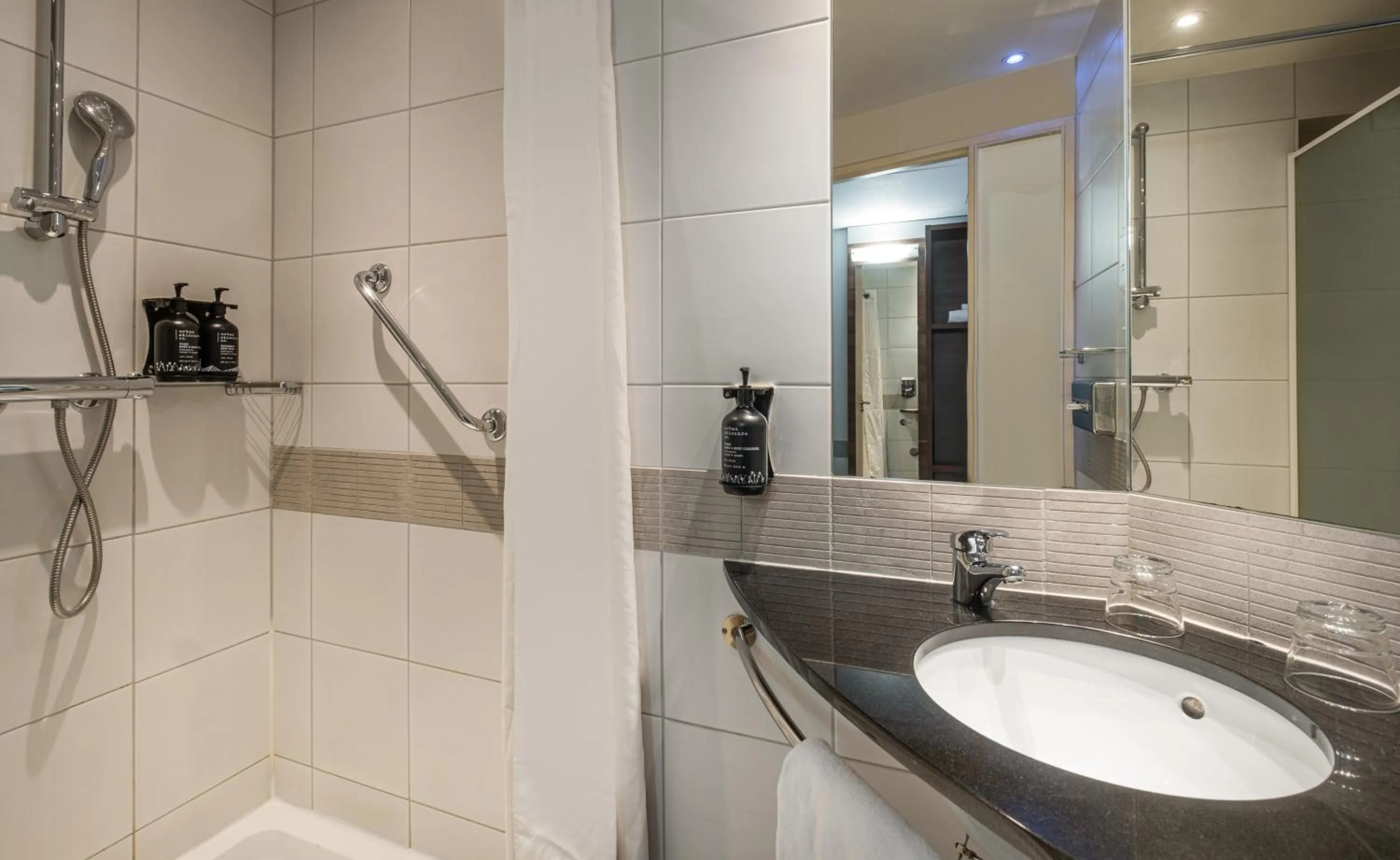 Bathroom in Hôtel Marseille Centre Gare Saint-Charles